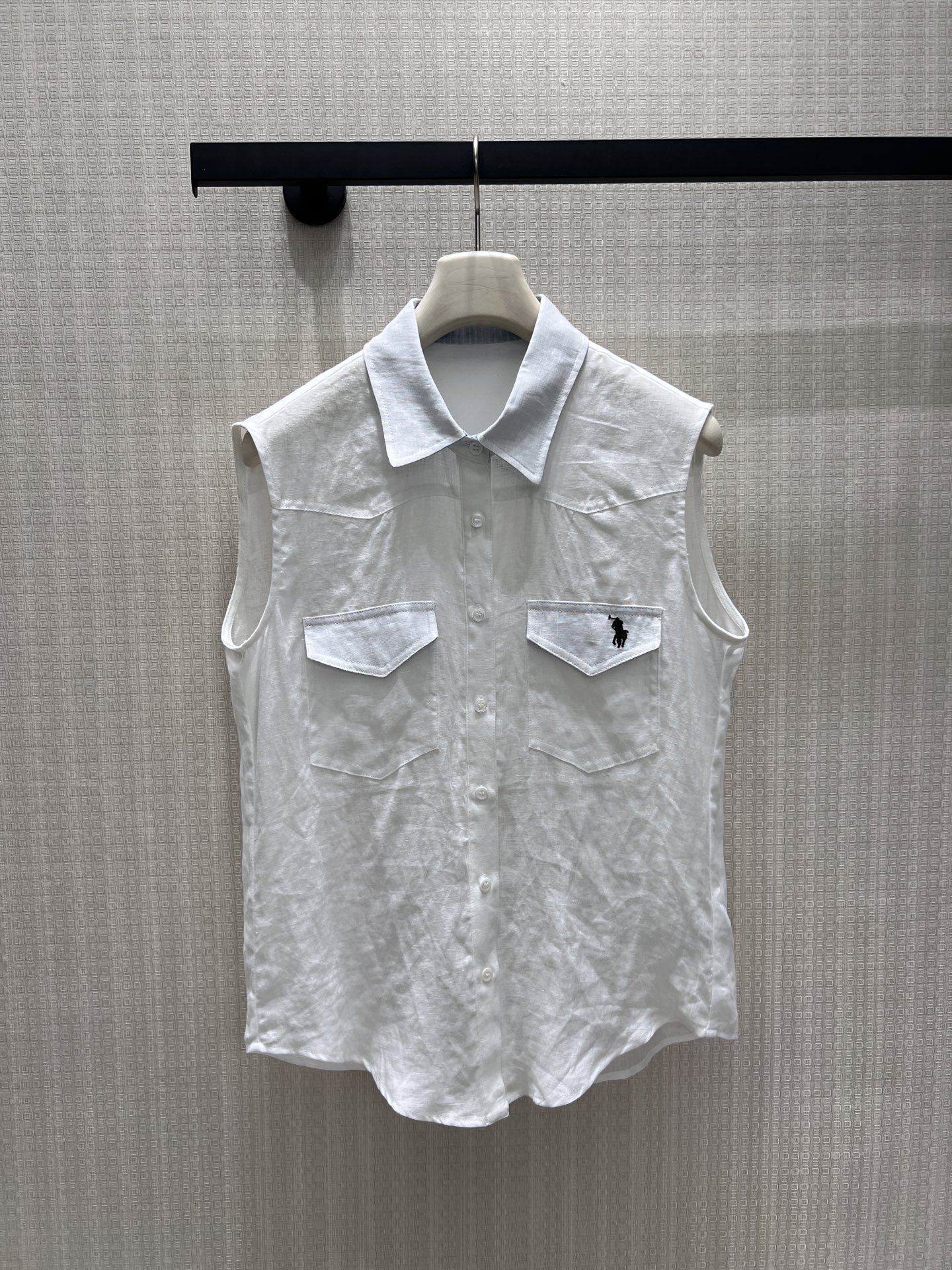 NO:888678,26 new spring and summer linen sleeveless shirt suit, with a refreshing summer feeling. The neat lapels and pocket embroidery outline a simple texture, the sleeveless cut is refreshing and neat, paired with wide-leg trousers of the same color, and the drape lines modify the body shape. The white/light blue color is as refreshing as a summer ice drink, and the natural linen is breathable and skin-friendly. It is suitable for commuting and daily travel, and can easily wear a relaxed and advanced oxygen-like style. Ready in stock smL, shirts,1986090926春夏新品 亚麻无袖衬衫套装,自带夏日清透呼吸感.利落翻领与口袋刺绣勾勒简约质感,无袖剪裁清爽利落,搭配同色系阔腿长裤,垂坠线条修饰身形.白/浅蓝两色如夏日冰饮般清爽,天然亚麻透气亲肤,适配通勤与日常出行,轻松穿出松弛又高级的氧气感造型.现货smL,,shirts,,Women's clothing