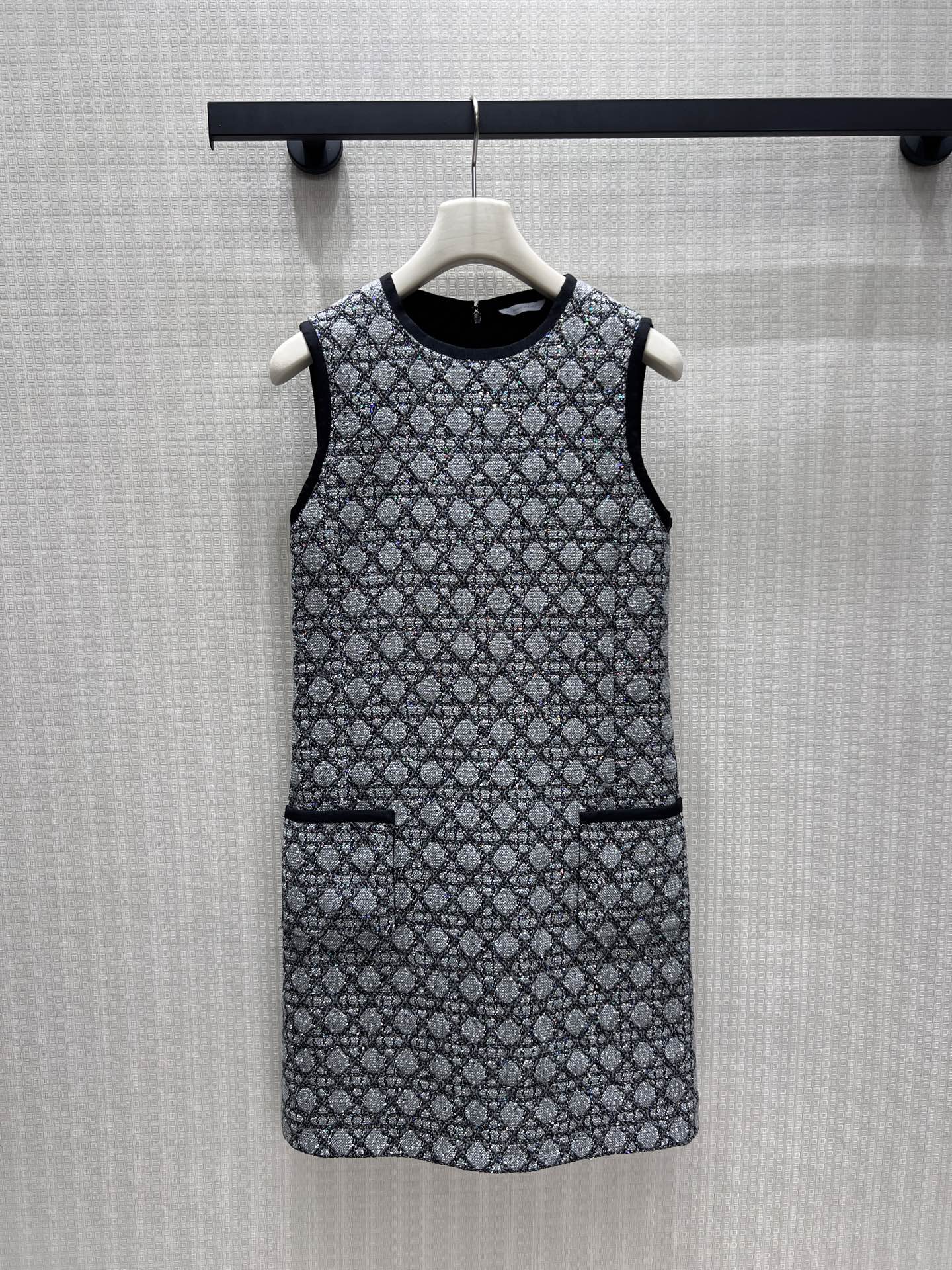 NO:887614,26 Spring and Summer New Arrivals Dress Dio* classic rhombus texture intertwined with fine silver glitter, creating a low-key luxury under the light. The neat sleeveless tailoring highlights the lines of the shoulders and neck, and the contrasting edges and pockets outline the elegant style. The straight silhouette is neat and not procrastinating. It combines French elegance and casual elegance, and can be easily controlled in daily life or light banquets. Ready for sale smL, dior, skirts,1986090926春夏新品 连衣裙 Dio*经典菱格肌理交织细碎银闪,在光线下漾开低调奢光.利落无袖剪裁衬出肩颈线条,撞色包边与口袋勾勒小香风骨,直身廓形利落不拖沓,将法式优雅与随性贵气揉于一身,日常或轻宴都能从容驾驭.现货出售smL,,dior,skirts,,Women's clothing