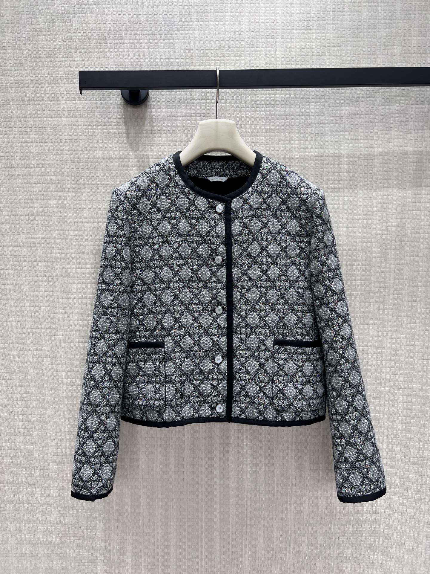 NO:887603,26 new spring and summer jackets. The iconic cannage pattern is spread on the body, and silver-gray sequins are intertwined to create a luxurious texture that flows with the light. The black edges outline the round collar and placket, and the pearl buttons hide exquisite ingenuity. The short silhouette is neat and uplifting. The brand's classic symbols are combined with modern sparkling textures, covering the body lightly, which is an excellent expression of French elegance and modern nobility. Ready for sale smL,, jackets & coats,1986090926春夏新品 外套 标志性藤格纹于衣身铺展,银灰亮片交织出随光流转的奢美肌理.黑边勾勒圆领与门襟,珍珠纽扣暗藏精致巧思,短款廓形利落提气.将品牌经典符号与现代闪耀质感相融,轻覆于身,便是法式优雅与摩登贵气的绝佳表达.现货出售smL,,jackets & coats,,Women's clothing