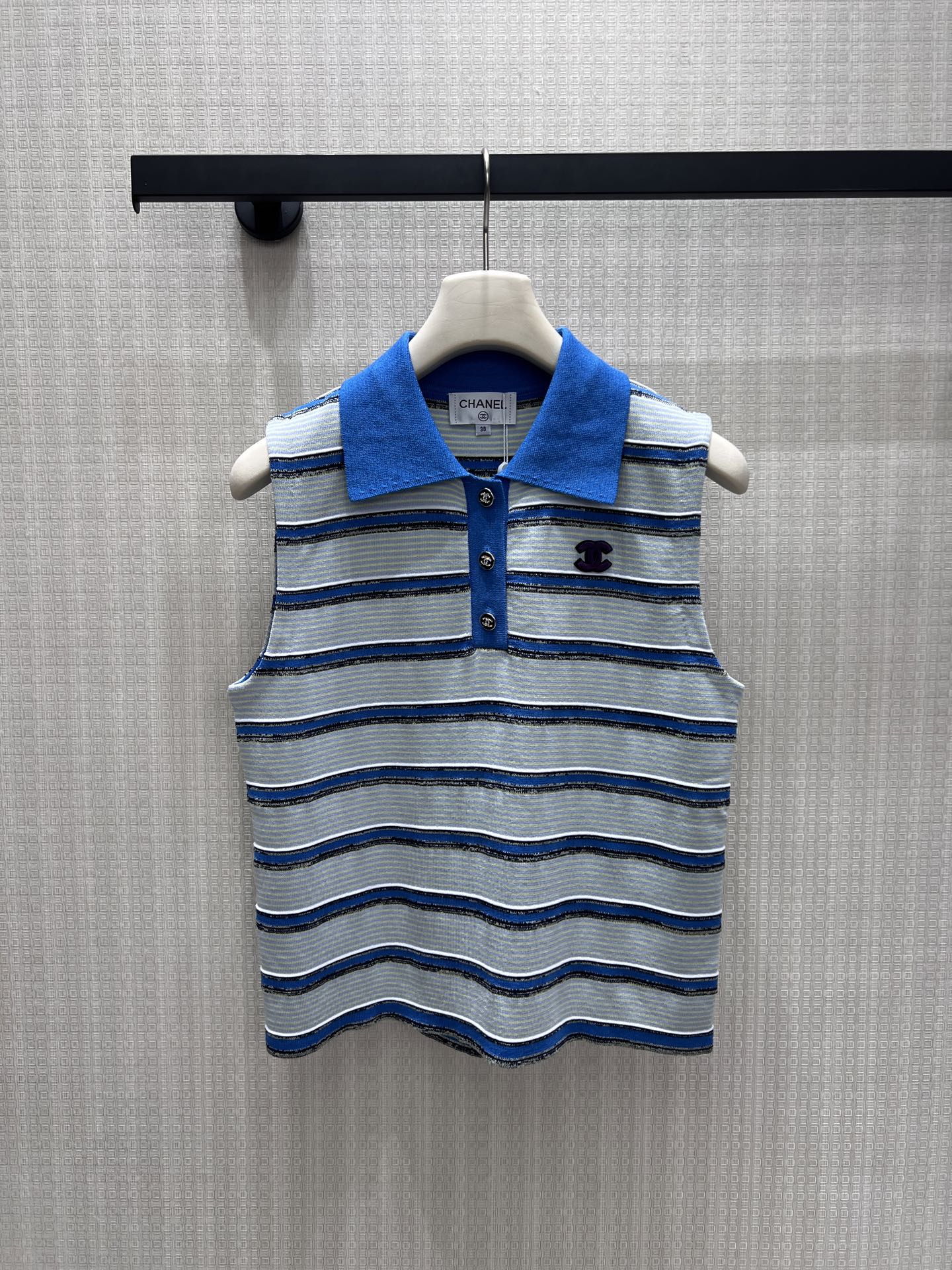 NO:888601,New Spring/Summer 26 Sleeveless Vest Sweater. The blue stripes are woven to create a relaxed feeling of the retro college. The contrasting polo collar brightens the overall look. The embroidered logo on the chest is low-key and engraved with the brand style. The sleeveless tailoring is neat and breathable. The fine shimmering knitted texture flows softly under the light and adapts to a variety of body lines. It is refreshing and flexible when worn alone, and rich in layering, easily interpreting French elegance and daily casualness. Ready in stock smL,,sweaters,1986090926春夏新品 无袖背心 毛衣 蓝调条纹编织出复古学院的松弛感,撞色polo领点亮整体造型,胸前刺绣徽标低调镌刻品牌格调.无袖剪裁利落透气,细闪针织肌理在光线下流淌柔光,适配多种身形线条.单穿清爽灵动,叠穿层次丰富,轻松演绎法式优雅与日常随性 现货smL,,sweaters,,Women's clothing
