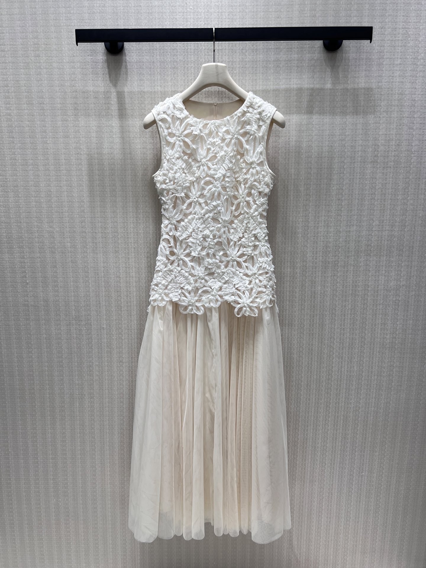 NO:887592,26 new spring and summer dress. The three-dimensional lace flower clusters are stretched on the body, and the light and off-white gauze material is used to smudge the soft mist texture. The sleeveless round neck outlines the shoulder and neck lines, and the spliced ​​silhouette is complicated at the top and simple at the bottom, which balances romance and restraint just right. The hanging tulle on the skirt ripples lightly with every step, and comes with a soft light filter. It is a gentle collision of French elegance and girlishness, suitable for every moment that requires a gentle atmosphere. Ready for sale smL,,skirts,1986090926春夏新品连衣裙 立体蕾丝花簇在衣身舒展,以轻透米白纱料晕染柔雾质感.无袖圆领勾勒肩颈线条,拼接式廓形上繁下简,将浪漫与克制平衡得恰到好处.裙身垂坠的薄纱随步履轻漾,自带柔光滤镜,是法式优雅与少女感的温柔碰撞,适配每一个需要温柔氛围感的时刻.现货出售smL,,skirts,,Women's clothing