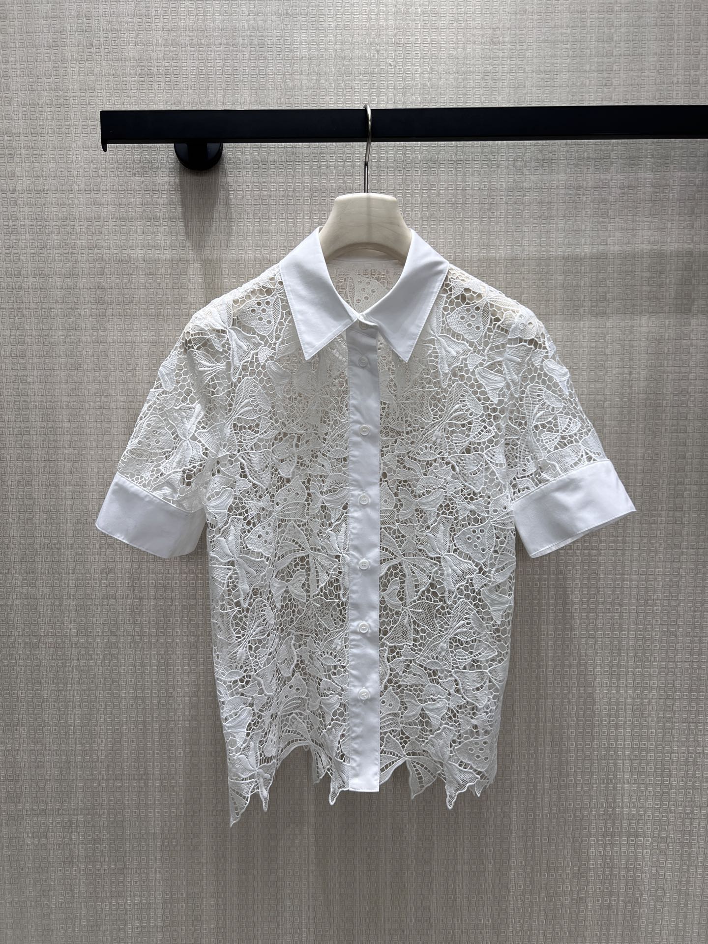 NO:887581,26 new spring and summer shirt Dio** heavy-duty exquisite lace, the lapel and placket are outlined with neat white cotton, forming a virtual and real collision with the hollow floral lace. The short silhouette is matched with neat cuffs, and the irregular lace at the hem adds soft details. The transparent texture is looming under the light and shadow, combining French elegance and restrained sexiness. It is a salty or sweet expression of high-end white shirts. Ready for sale smL, dior, shirts,1986090926春夏新品 衬衫 Dio**重工精致蕾丝,翻领与门襟以利落白棉勾勒,与镂空花卉蕾丝形成虚实碰撞.短款廓形搭配利落翻边袖口,下摆的不规则蕾丝更添柔媚细节.通透肌理在光影下若隐若现,将法式优雅与克制性感揉于一身,是可盐可甜的高阶白衬衫表达.现货出售smL,,dior,shirts,,Women's clothing