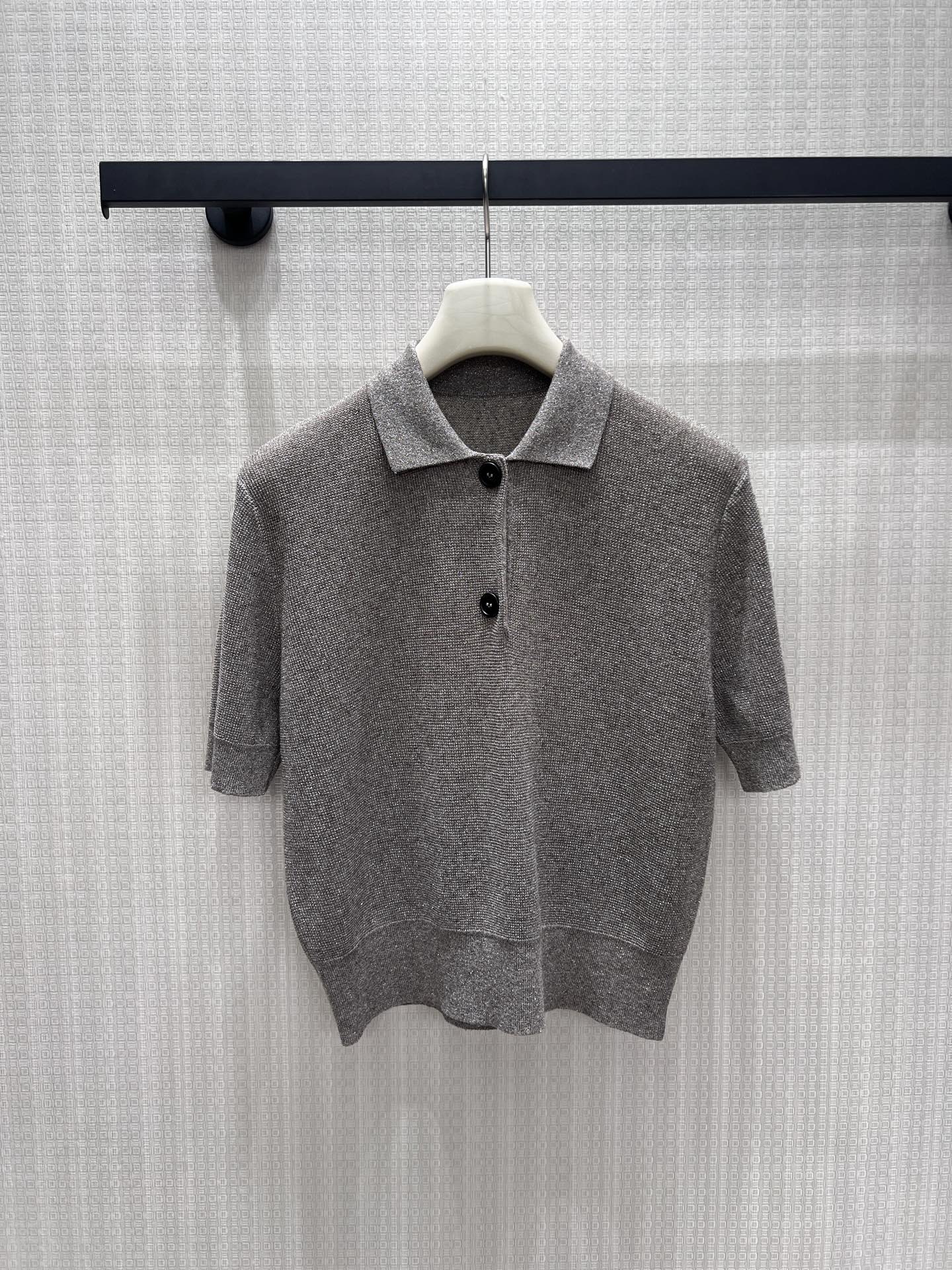 NO:887657,26 spring and summer new products interpret high-end aesthetics with minimalism. The gray-toned knitted Polo shirt has a low-key texture. The fine texture hides a shimmer, and the lapel and double-button design balances neatness and relaxation. The soft and skin-friendly touch, combined with the style that is not picky, can easily create a lazy and sophisticated daily look. It is a timeless temperament item in the wardrobe. Ready for sale smL,,1986090926春夏新品 以极简主义诠释高级美学,灰调针织Polo衫自带低调质感.细密肌理暗藏微光,翻领与双扣设计平衡利落与 松弛.软糯亲肤的触感,搭配不挑风格的版型 轻松塑造慵懒又精致的日常造型,是衣橱里永不过时的气质单品.现货出售smL,,,Women's clothing