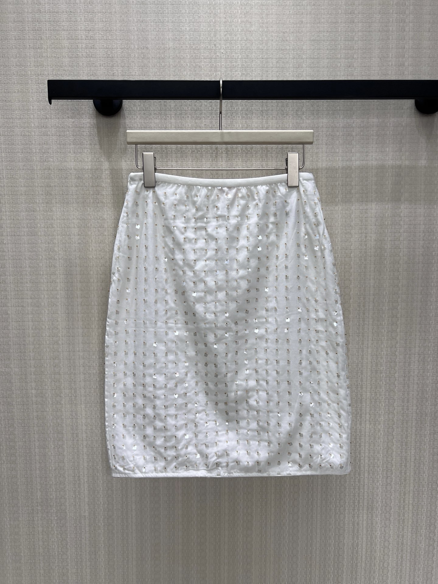 NO:890987,26 spring and summer new arrivals skirt  The base of soft white satin is warm and delicate, with square sequins hand-arranged all over. The fine shimmer flows with the movement, giving it a low-key and refined atmosphere. The simple high-waisted straight version is neat and slim, softly wrapping the hip and leg lines, and the right skirt length optimizes the body proportions. None  The traced elastic waist combines comfort and beauty, and the inner lining is skin-friendly and non-transparent. It is suitable for knitted sweaters and suspender shirts. It is suitable for daily commuting or dating. It has a cool and gentle atmosphere that is easy to control. In stock sml, skirts, shirts,1986090926春夏新品 半裙 柔光白缎基底温润细腻,满幅手工排布方形亮片,细碎微光随动作流转,自带低调精致氛围感.简约高腰直筒版型利落修身,柔和包裹臀腿线条,恰到好处的裙长优化身材比例.无痕松紧腰兼顾舒适与美观,内衬亲肤不透,适配针织小衫、吊带衬衫,日常通勤或约会穿搭皆适配,清冷温柔的千金氛围感轻松拿捏.现货smL,,skirts,shirts,,Women's clothing