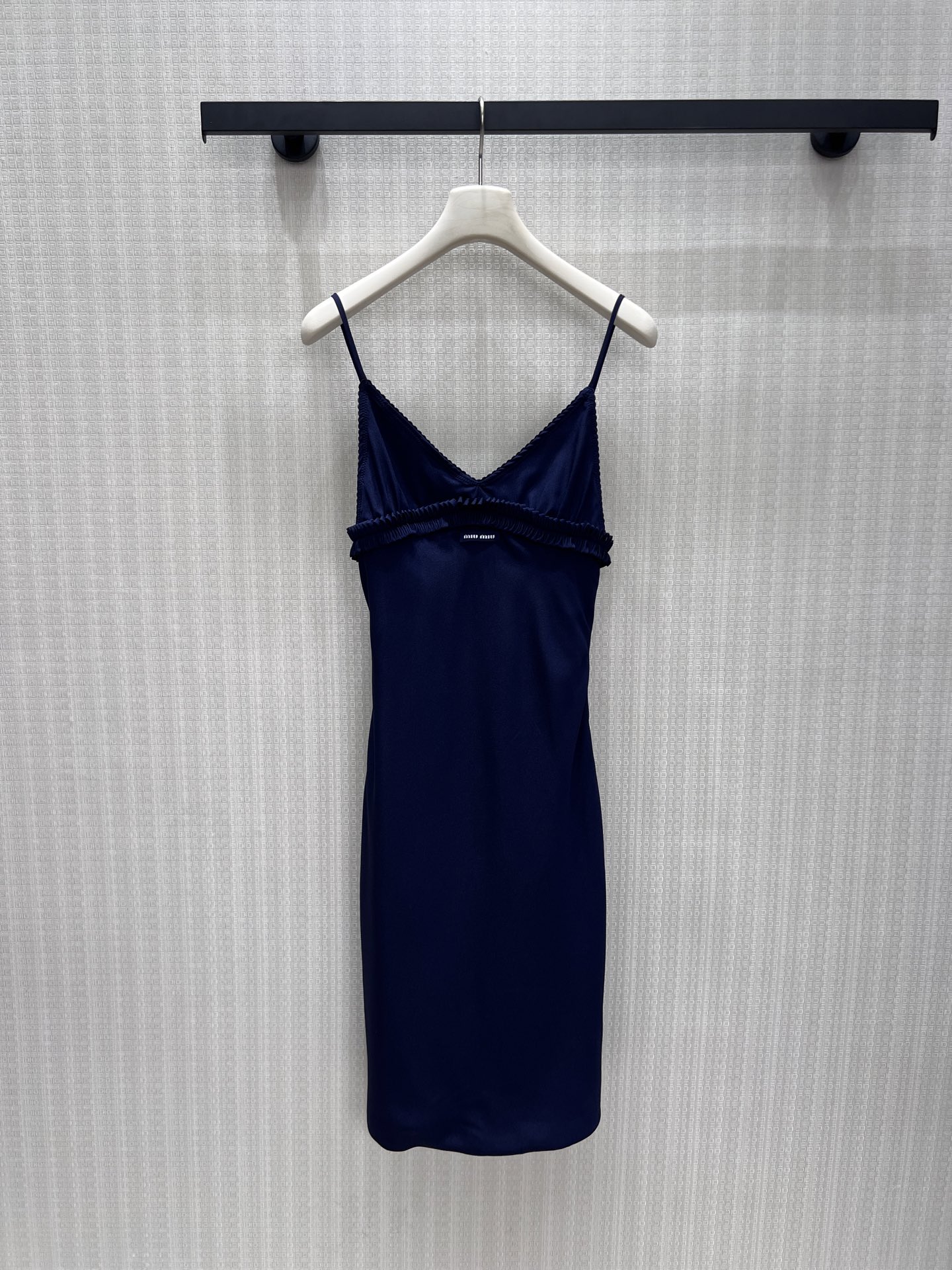 NO:890979,26 new spring and summer dress. Deep navy blue satin with soft light filter, delicate and silky drape, with a retro atmosphere. The wavy lace V-neck outlines the clavicle line, the pleated waist design accurately optimizes the proportions, and the small metal logo is low-key and highlights the delicate tonality. The thin suspenders are light and soft, and the straight mid-length version softly modifies the body shape, not tight and not flattering. Ready in stock smL,,skirts,1986090926春夏新品 连衣裙 深邃藏青缎面自带柔光滤镜,细腻丝滑垂坠感拉满,自带复古千金氛围感.波浪花边V领勾勒锁骨线条,腰部褶皱收腰设计精准优化比例,小金属logo低调点明精致调性.细吊带轻盈柔和,直筒中长版型柔和修饰身形,不紧绷不挑身材.现货smL,,skirts,,Women's clothing