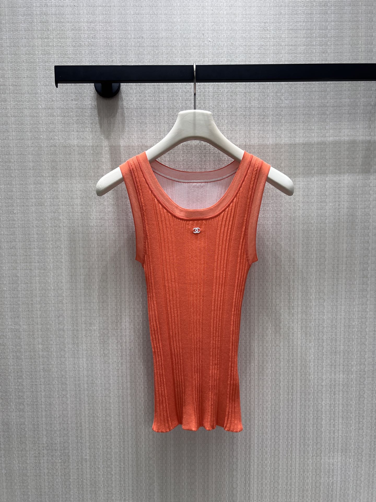 NO:888637,The new spring and summer 26 vest Cha** is available in four tones to unlock a multi-faceted style. It outlines a smooth body shape with delicate vertical knitting and is suitable for various wearing scenarios. The round neck racer shape modifies the shoulder and neck lines, and the double C logo on the chest low-key highlights the brand style. The light and breathable knitted texture makes it neat and cool when worn alone, and layered to create layers, injecting an elegant and relaxed high-end texture into daily life. Ready in stock smL,,1986090926春夏新款 背心 Cha**四种色调解锁多面风格,以细腻竖纹针织勾勒流畅身形,适配多元穿搭场景.圆领工字领型修饰肩颈线条,胸口双C徽标低调彰显品牌格调.轻薄透气的针织肌理,单穿利落飒爽,叠穿塑造层次,为日常注入优雅松弛的高级质感.现货smL,,,Women's clothing