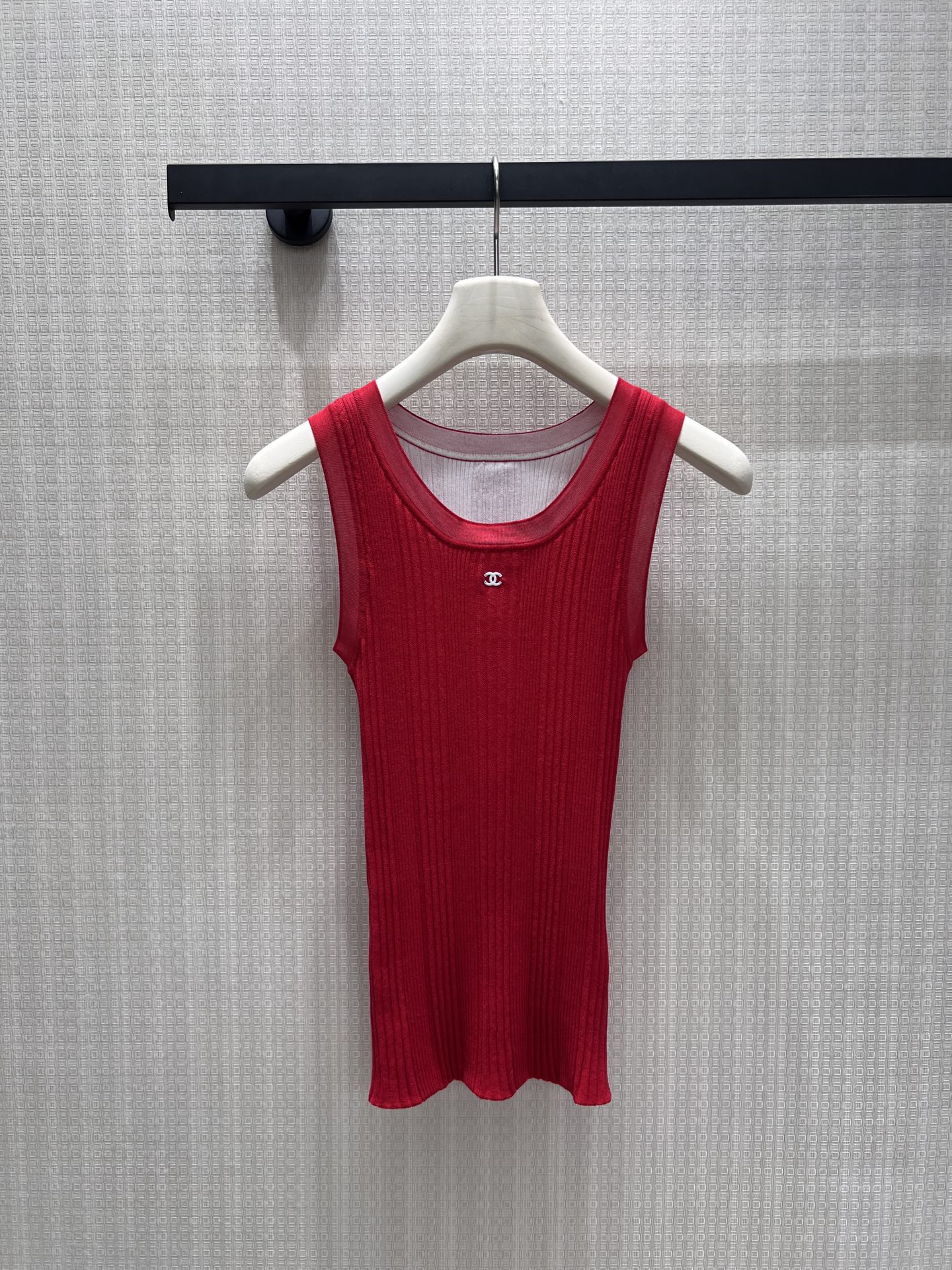 NO:888560,The new spring and summer 26 vest Cha** is available in four tones to unlock a multi-faceted style. It outlines a smooth body shape with delicate vertical knitting and is suitable for a variety of wearing scenarios. The round neck racer shape modifies the shoulder and neck lines, and the double C logo on the chest low-key highlights the brand style. The light and breathable knitted texture is neat and cool when worn alone, and layered to create layers, injecting an elegant and relaxed high-end texture into daily life. Ready-made smL section picture,,1986090926春夏新款 背心 Cha**四种色调解锁多面风格,以细腻竖纹针织勾勒流畅身形,适配多元穿搭场景.圆领工字领型修饰肩颈线条,胸口双C徽标低调彰显品牌格调.轻薄透气的针织肌理,单穿利落飒爽,叠穿塑造层次,为日常注入优雅松弛的高级质感.现货smL节图,,,Women's clothing