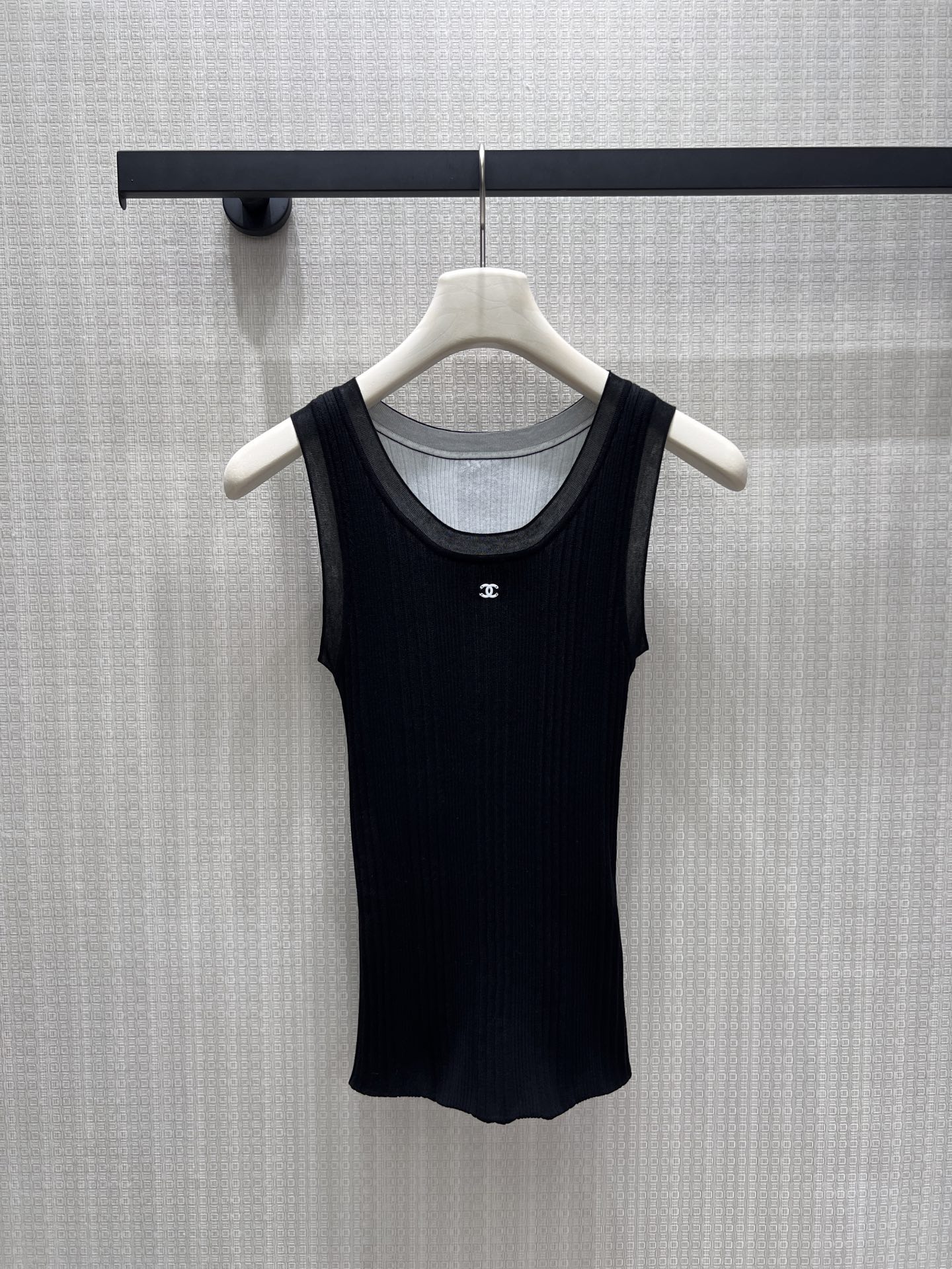 NO:888568,The new spring and summer 26 vest Cha** is available in four tones to unlock a multi-faceted style. It outlines a smooth body shape with delicate vertical knitting and is suitable for a variety of wearing scenarios. The round neck racer shape modifies the shoulder and neck lines, and the double C logo on the chest low-key highlights the brand style. The light and breathable knitted texture is neat and cool when worn alone, and layered to create layers, injecting an elegant and relaxed high-end texture into daily life. Ready-made smL section picture,,1986090926春夏新款 背心 Cha**四种色调解锁多面风格,以细腻竖纹针织勾勒流畅身形,适配多元穿搭场景.圆领工字领型修饰肩颈线条,胸口双C徽标低调彰显品牌格调.轻薄透气的针织肌理,单穿利落飒爽,叠穿塑造层次,为日常注入优雅松弛的高级质感.现货smL节图,,,Women's clothing