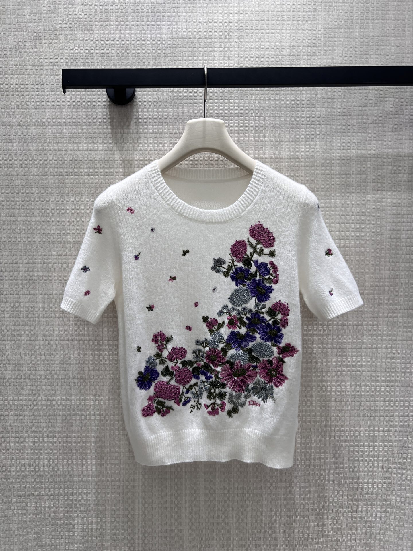 NO:888628,26 new spring and summer short-sleeved sweaters  On the Dio** milk white base, the floral embroidery is laid out with three-dimensional stitching, creating a romantic and freehand flower scene with purple tones. The soft and waxy cashmere texture has a soft light texture. The round neck and short-sleeved tailoring balance gentleness and neatness. The brand logo is hidden among the flower clusters, integrating French elegance and craftsmanship details. Lightly covering the upper body is an effortless high-end atmosphere. Ready in stock smL, dior, sweaters, T-shirt,1986090926春夏新品短袖毛衣 Dio**奶白基底之上,繁花刺绣以立体针脚铺陈开来,晕染出紫调浪漫的写意花境.软糯羊绒肌理自带柔光质感,圆领与短袖剪裁平衡了温柔与利落,品牌标识隐于花簇间,将法式优雅与匠造细节融为一体,轻覆上身即是不费力的高级氛围感.现货smL,,dior,sweaters,T-shirt,,Women's clothing