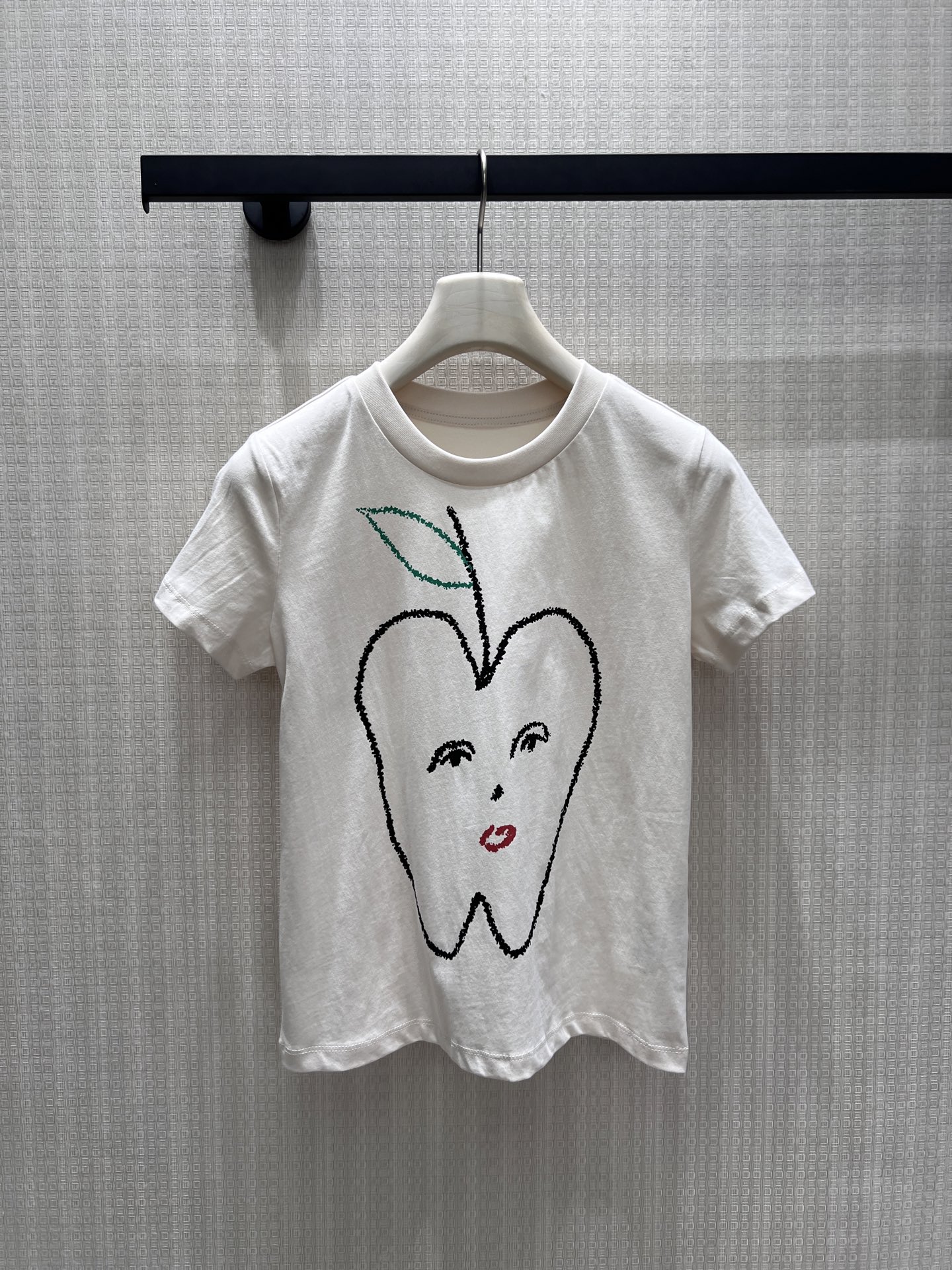 NO:888608,26 new spring and summer short-sleeved products. The milky white background comes with a gentle filter, and the hand-painted anthropomorphic apple print is smart and playful, injecting a sense of fun and art into daily life. The soft and skin-friendly fabric is breathable and comfortable, and the fitted tailoring outlines the relaxed lines. The simplicity hides the design ingenuity that does not conflict with the style, making it easy to create an age-reducing and stylish outfit, suitable for casual expression in a variety of scenes. Ready for sale sml, T-shirt,1986090926春夏新品短袖 奶白底色自带温柔滤镜,手绘风拟人苹果印花灵动俏皮,为日常注入奇趣艺术感.软糯亲肤的面料透气舒适,合身剪裁勾勒松弛线条,简约中藏着不撞款的设计巧思,轻松打造减龄又有格调的穿搭,适配多种场景的随性表达.现货出售smL,,T-shirt,,Women's clothing