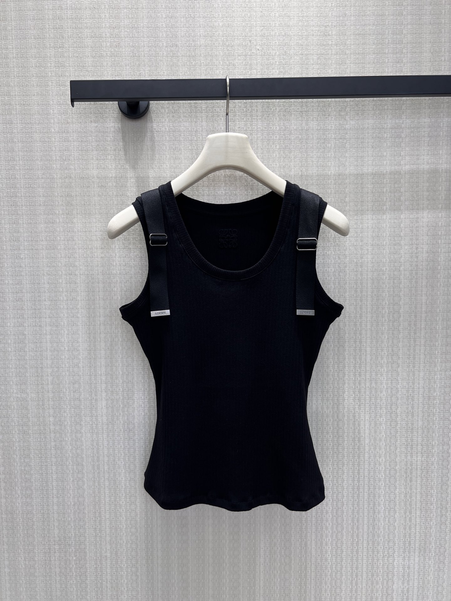 NO:889637,New spring and summer 26 vest, minimalist black and white tones, reshaping the sense of urban luxury. The pitted texture has its own slimming buff, and the slim cut fits the body shape without restraint. The adjustable webbing shoulder straps are the finishing touch, and the metal buckle details conceal a neat and cool feeling. Suitable for both inner and outer wear, whether worn alone with overalls or layered with a suit jacket, you can easily create an elegant and dashing daily look, unlocking multi-faceted styles. Ready in stock smL, jackets &  coats, business suits,1986090926春夏新品 背心 极简黑白调,重塑都市高级感.坑条肌理自带显瘦buff,修身剪裁贴合身形却无束缚.可调节织带肩带是点睛巧思,金属扣细节暗藏利落酷感.内搭外穿皆适配,无论是单穿搭配工装裤,还是叠穿西装外套,都能轻松打造又A又飒的日常造型,解锁多面风格.现货smL,,jackets & coats,business suit,,Women's clothing