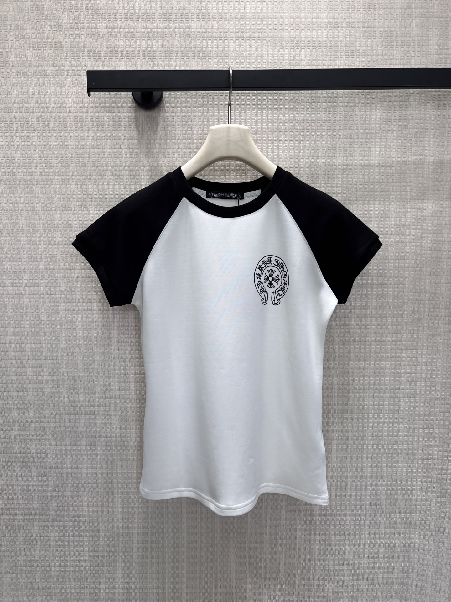 NO:889573,26 new spring and summer short-sleeved products, classic black and white contrasting colors reconstruct street aesthetics, raglan sleeves are cut to weaken the shoulder line, and the neat silhouette adapts to various body shapes. The iconic print on the chest outlines the brand genes with neat lines, the short version balances leisure and sophistication, and the high-count fabric is skin-friendly and breathable. It is an eye-catching item with both recognition and texture for daily wear. Ready in stock smL, T-shirt,1986090926春夏新品短袖 经典黑白撞色重构街头美学,插肩袖剪裁弱化肩线,利落廓形适配多元身形.胸前标志性印花以利落线条勾勒品牌基因,短款版型平衡休闲与精致,高支面料亲肤透气,是日常穿搭中兼具辨识度与质感的吸睛单品.现货smL,,T-shirt,,Women's clothing