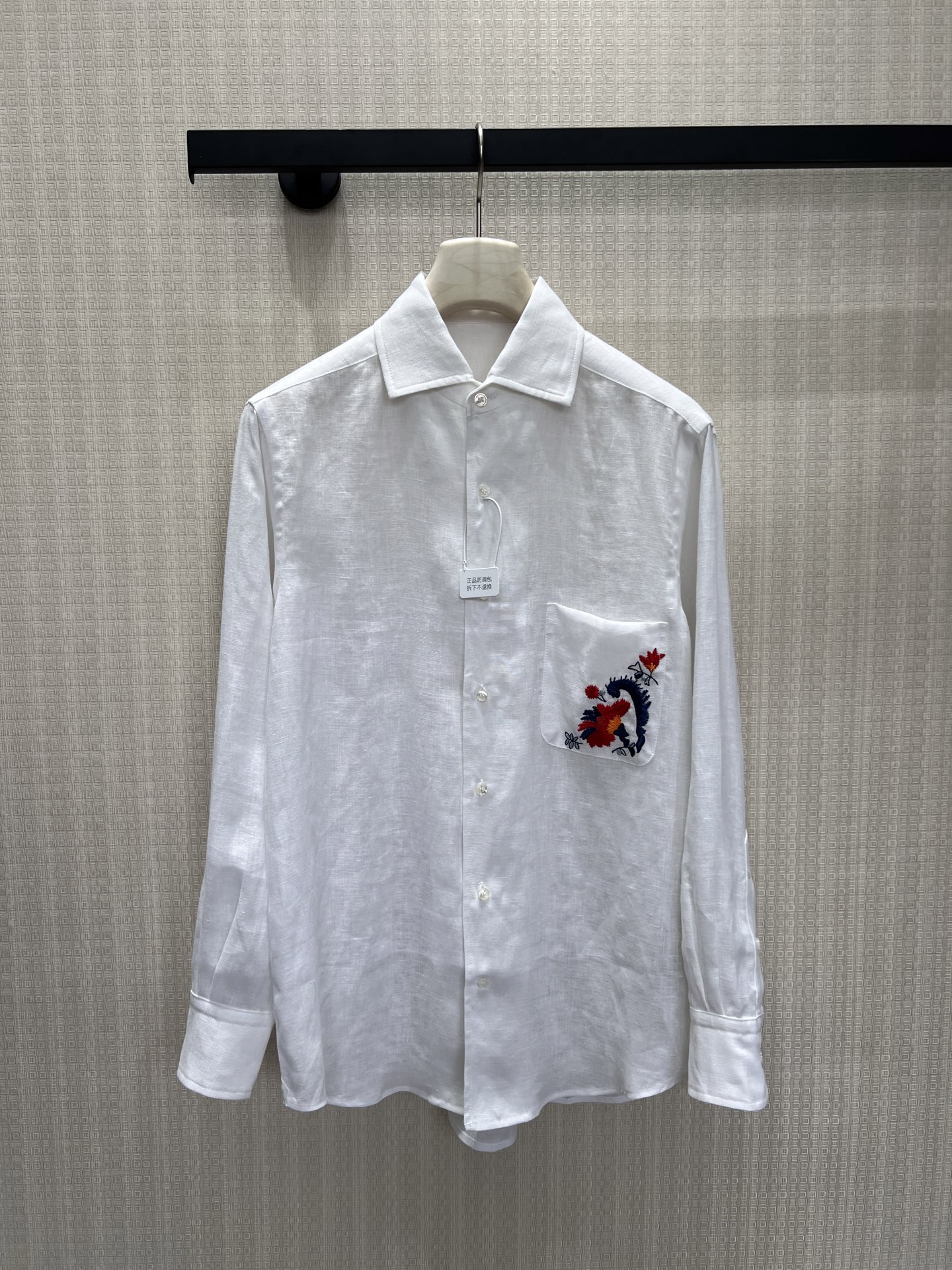NO:891878,26 spring and summer new arrival LP shirt  The natural linen fabric is clear and white, with a transparent and light texture, eliminating the heavy restraint of formal shirts. The neat lapels and slightly loose straight cut hide LP's consistent relaxed and restrained tailoring aesthetics. The colorful floral embroidery on the left pocket is the finishing touch, with delicate red and blue silk threads.  Stacked, the hand-embroidered layers are full, and the romantic poetry is contained in a simple body. It is suitable for commuting and vacationing in spring and summer. It is refreshing and breathable when worn alone. It has a warm and high-end feel when layered. It is unobtrusive but noble at first glance, interpreting Italian low-key luxury. Ready in stock smL,, loro  piana,shirts,business suit,1986090926春夏新品 Lp 衬衫 天然亚麻织就澄澈本白,肌理通透轻盈,消解正装衬衫的厚重拘束.利落小翻领、微宽松直筒剪裁,藏着LP一贯松弛克制的剪裁美学.左袋彩色花卉刺绣是点睛之笔,红蓝丝线细腻堆叠,手工刺绣层次饱满,将浪漫诗意收于简约衣身.春夏通勤、度假皆适配,单穿清爽透气,叠穿西装自带温润高级感,不张扬却一眼显贵,诠释意式低调奢感.现货smL,,loro piana,shirts,business suit,,Women's clothing