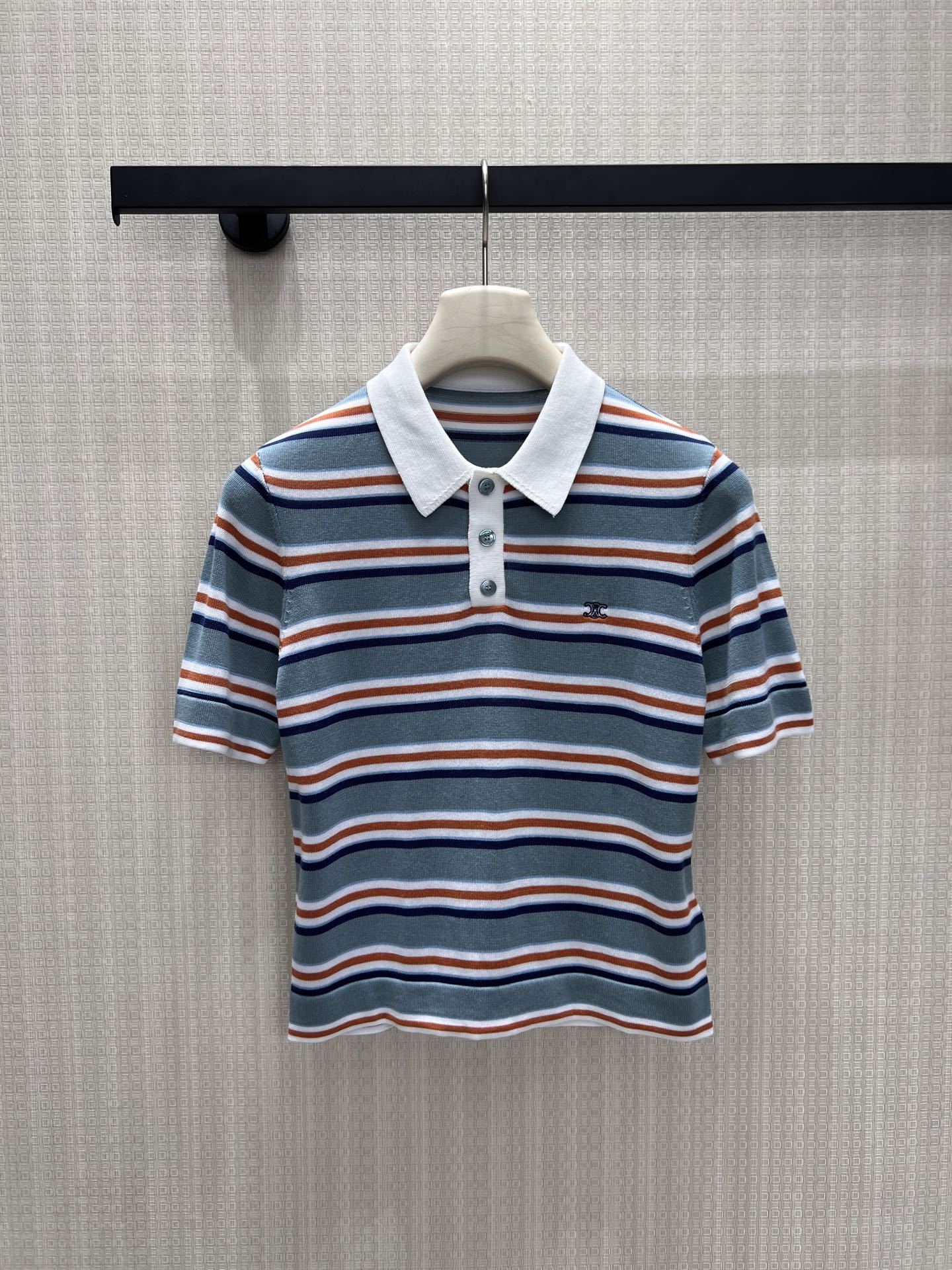 NO:889532,26 spring and summer new arrivals short-sleeved sweater  Retro striped contrasting Polo sweater with a college-style filter. Creamy white contrasting lapels, with blue-toned orange-brown stripes, rich and unobtrusive. The fine knitted fabric is soft and breathable, the slightly slim fit outlines neat lines, and the chest is exquisitely embellished with embroidery details. Paired with jeans or skirts every day, it is easy to wear with an effortless age-reducing sense of luxury, suitable for a variety of occasions. In stock smL,,skirts,jeans,sweaters,T-shirt,1986090926春夏新品 短袖毛衣 复古条纹撞色Polo针织衫,自带学院风滤镜.奶白撞色翻领,搭配蓝调橙棕条纹,层次丰富又不张扬.细针织面料软糯透气,微修身版型勾勒利落线条,胸口精致刺绣点缀细节.日常搭配牛仔裤或半裙,轻松穿出不费力的减龄高级感,适配多种场合.现货smL,,skirts,jeans,sweaters,T-shirt,,Women's clothing
