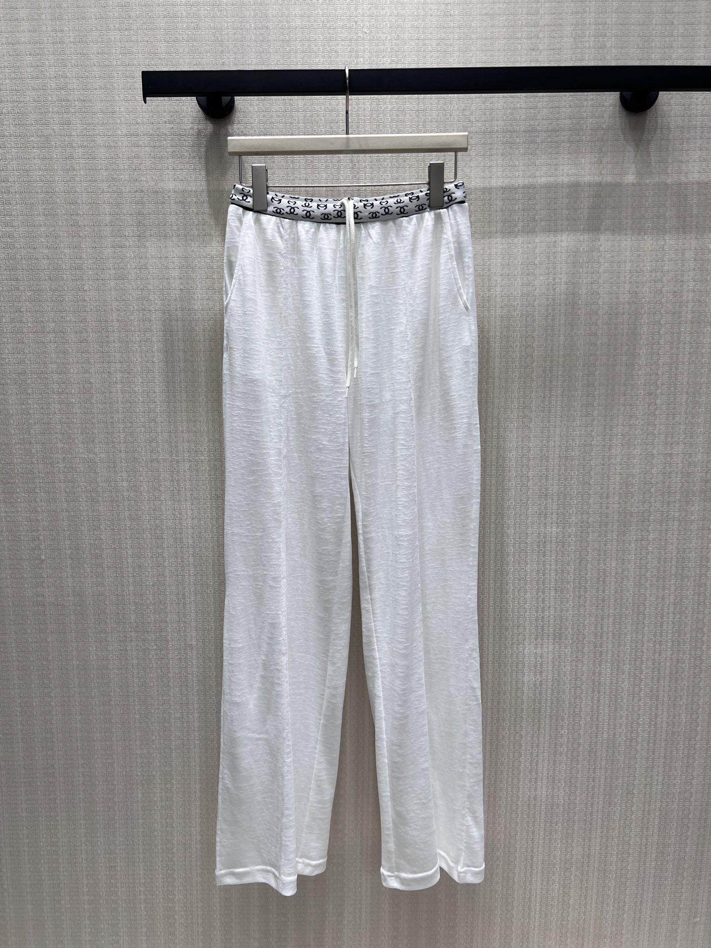 NO:890974,26 new spring and summer casual pants  Basic model in black and white, with a lazy and luxurious atmosphere. Customized full-print logo webbing waistband, with soft drawstrings, elasticated to fit all waist shapes, modifying the waistline without compressing the body. Light and breathable textured fabric, draping smoothly and not sticking to the skin, wide-leg tailoring hides leg fat, and is comfortable and elegant when walking. Hidden side pockets are both practical and suitable for daily use with suspenders and shirts. It is simple and low-key, and can easily create a relaxed commuting and daily travel look. Ready-made smL  Take detailed pictures, shirts,1986090926春夏新品 休闲裤 黑白两色基础款,自带慵懒轻奢氛围感.定制满印标识织带腰头,搭配柔和抽绳,松紧适配各类腰型,修饰腰线不压身.轻薄透气肌理面料,垂坠顺滑不贴肤,阔腿剪裁藏住腿部赘肉,行走间舒展飘逸.侧边隐形口袋兼顾实用,日常搭配吊带、衬衫皆适配,简约低调,轻松打造松弛通勤与日常出行造型.现货smL 拍细节图,,shirts,,Women's clothing