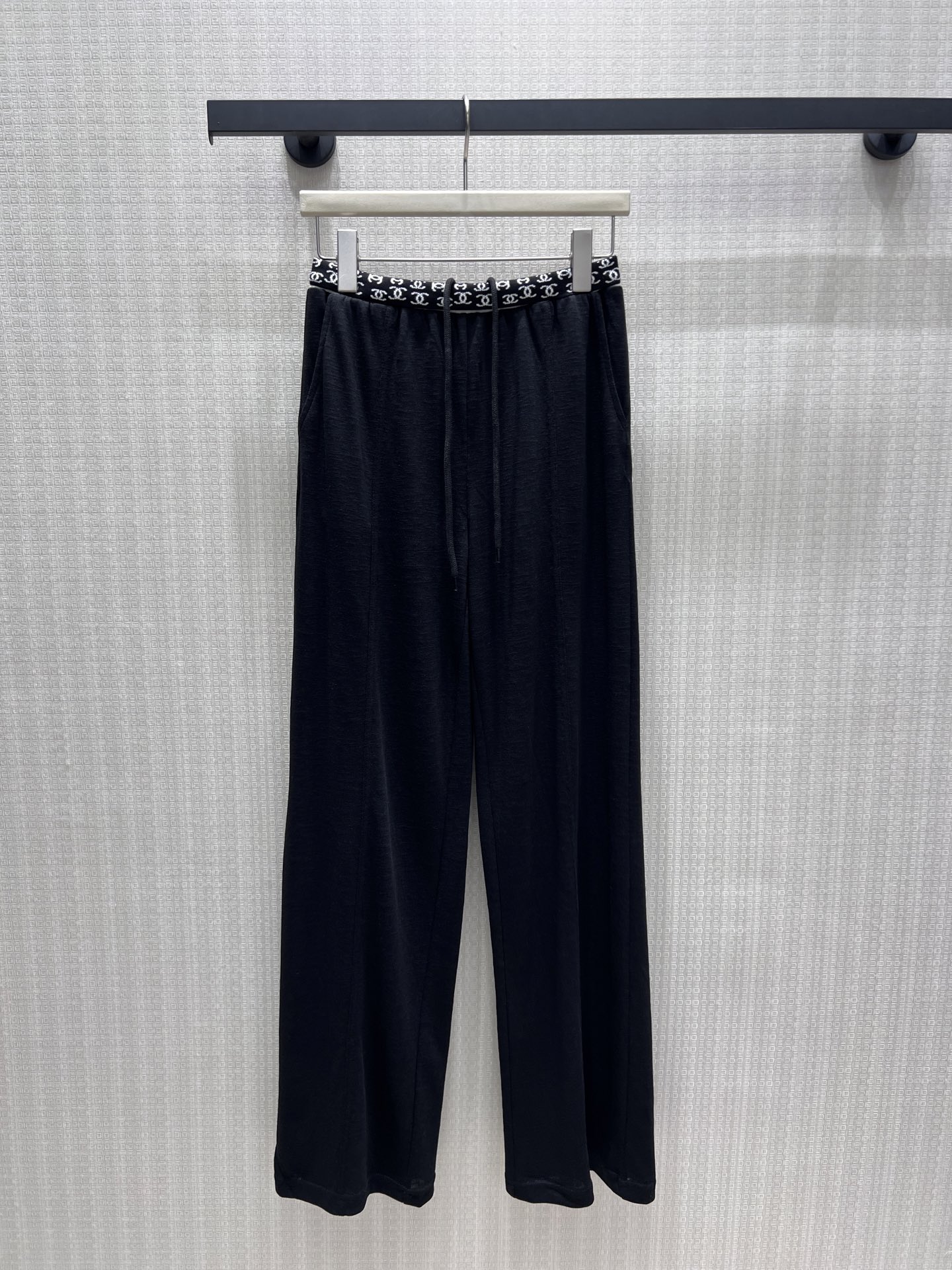 NO:890984,26 new spring and summer casual pants  Basic model in black and white, with a lazy and luxurious atmosphere. Customized full-print logo webbing waistband, with soft drawstring, elastic to adapt to various waist shapes, modifying the waistline without pressing the body. Light and breathable textured fabric, draping smoothly and not sticking to the skin, wide-leg tailoring  Hides the fat on your legs and makes you stretch and elegant while walking. The hidden pockets on the side are both practical and suitable for daily use with suspenders and shirts. It is simple and low-key, and can easily create a relaxed commuting and daily travel look. Ready-made smL, shirts,1986090926春夏新品 休闲裤 黑白两色基础款,自带慵懒轻奢氛围感.定制满印标识织带腰头,搭配柔和抽绳,松紧适配各类腰型,修饰腰线不压身.轻薄透气肌理面料,垂坠顺滑不贴肤,阔腿剪裁藏住腿部赘肉,行走间舒展飘逸.侧边隐形口袋兼顾实用,日常搭配吊带、衬衫皆适配,简约低调,轻松打造松弛通勤与日常出行造型.现货smL,,shirts,,Women's clothing