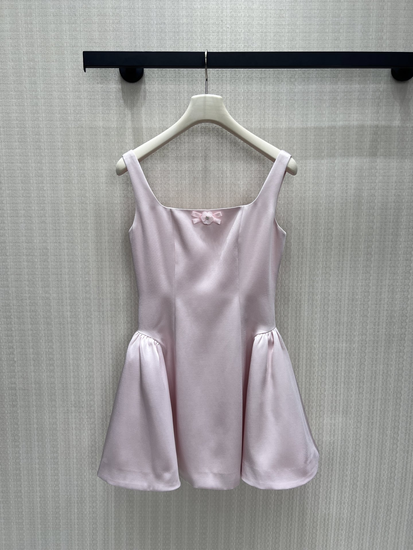 NO:890263,26 new spring and summer dress. Low saturated soft pink satin suspender skirt, with neat tailoring to balance sweetness and elegance. The square neck design weakens the shoulder line, and the waist and umbrella hem optimize the proportion. The bow on the chest is the finishing detail, making the soft texture of the satin more advanced. It is gentle and has a sense of distance, which is an effortless exquisite aesthetic. In stock smL,,skirts,1986090926春夏新品 连衣裙 低饱和柔粉缎面吊带裙,以利落剪裁平衡甜与雅.方领设计弱化肩线,收腰伞摆优化比例,胸前蝴蝶结作为点睛细节,让缎面的柔润质感更显高级,温柔又自带距离感,是不费力的精致美学.现货smL,,skirts,,Women's clothing
