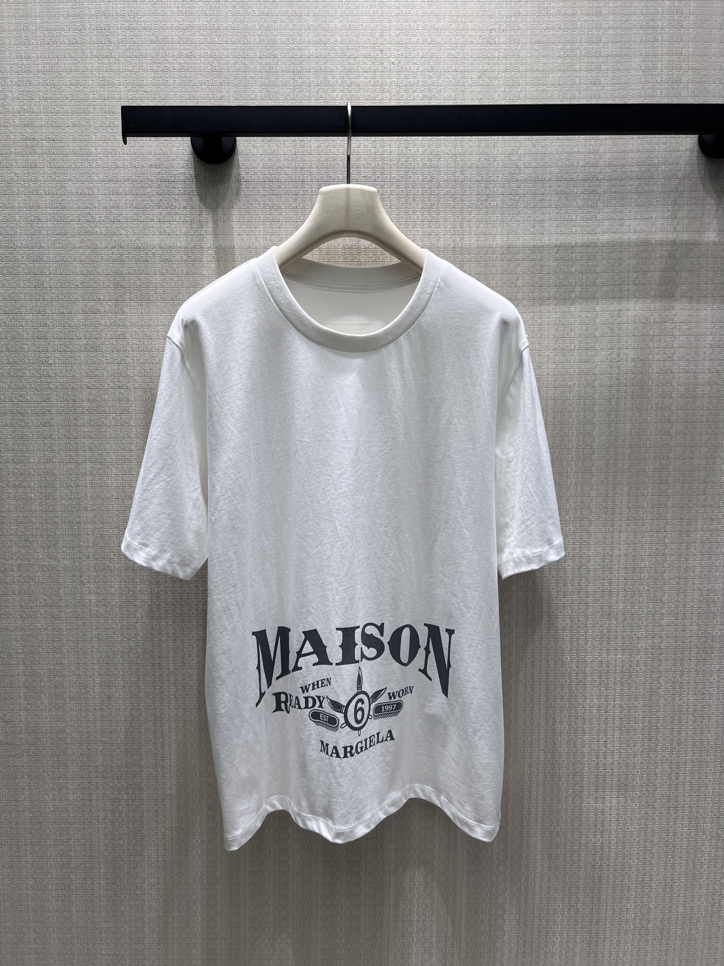 NO:890232,26 new spring and summer short-sleeved mm** distressed letter print T-shirt, with a casual street atmosphere. The loose silhouette accommodates all body shapes, and the skin-friendly fabrics are both comfortable and textured. The white and dark brown colors are low-key and recognizable. As a wardrobe essential, it can easily create a relaxed and high-end daily look. Detailed pictures of the ready-made sml, T-shirt, tees, t-shirt,1986090926春夏新品 短袖 mm**做旧字母印花T恤,自带随性街头氛围感.宽松廓形包容所有身形,亲肤面料兼顾舒适与质感,白与深棕两色低调又有辨识度.作为衣橱刚需款,轻松搭出松弛又高级的日常造型.现货smL拍细节图,,T-shirt,tees，t-shirt,,Women's clothing