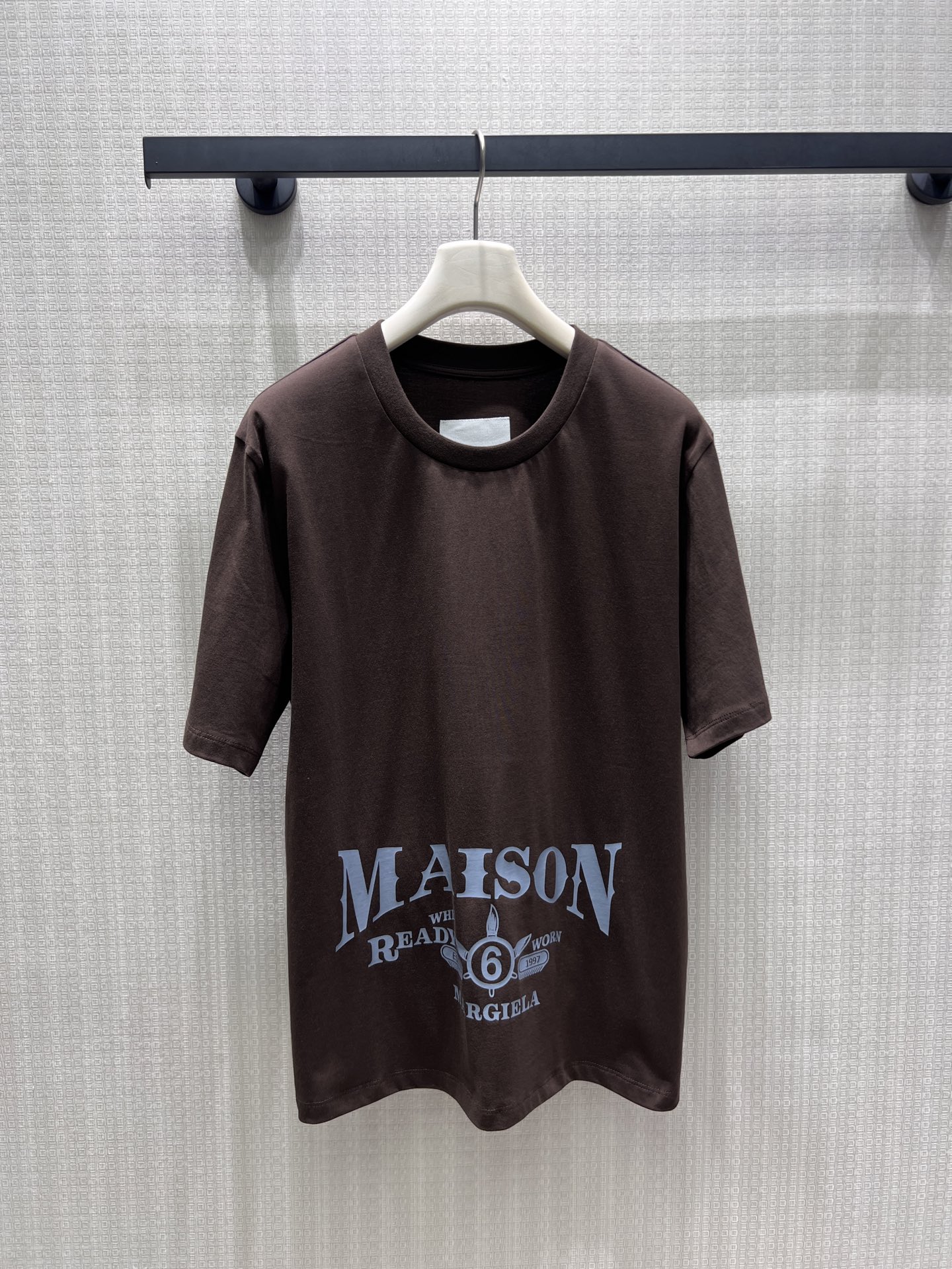 NO:890245,26 new spring and summer short-sleeved mm** distressed letter print T-shirt, with a casual street atmosphere. The loose silhouette accommodates all body shapes, and the skin-friendly fabrics take into account both comfort and texture. The white and dark brown colors are low-key and recognizable. As a wardrobe essential, it can easily create a relaxed and high-end daily look. In stock sml,, T-shirt, tees, t-shirt,1986090926春夏新品 短袖 mm**做旧字母印花T恤,自带随性街头氛围感.宽松廓形包容所有身形,亲肤面料兼顾舒适与质感,白与深棕两色低调又有辨识度.作为衣橱刚需款,轻松搭出松弛又高级的日常造型.现货smL,,T-shirt,tees，t-shirt,,Women's clothing