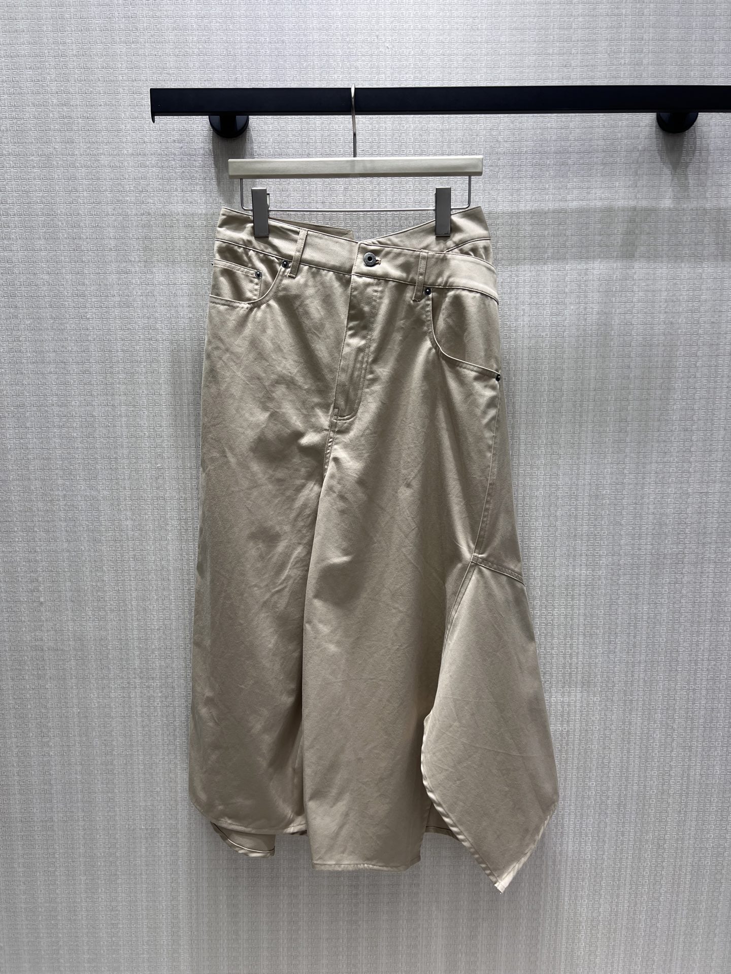 NO:890970,26 new spring and summer skirts  Khaki has a calm and high-end texture, using denim workwear three-dimensional tailoring, the high-waisted version optimizes the waistline, and cleverly modifies the crotch and leg lines. The staggered asymmetrical skirt deconstructs the conventional version, and the staggered pieces flow with the step to create a relaxed sense of layering. The hidden work pockets add casualness and neatness. The thick high-count cotton material has stiff muscles, is not soft and easy to wrinkle, and takes into account commuting simplicity and design. Ready in stock smL, skirts,1986090926春夏新品半裙 卡其自带沉静高级质感,采用牛仔工装立体剪裁,高腰版型优化腰线,巧妙修饰胯部与腿部线条.错位不对称裙摆解构常规版型,错落裁片随步伐流动出松弛层次感,暗藏的工装口袋增添随性利落.厚实高支棉料自带挺括筋骨,不软塌不易皱,兼顾通勤简约与设计感.现货smL,,skirts,,Women's clothing