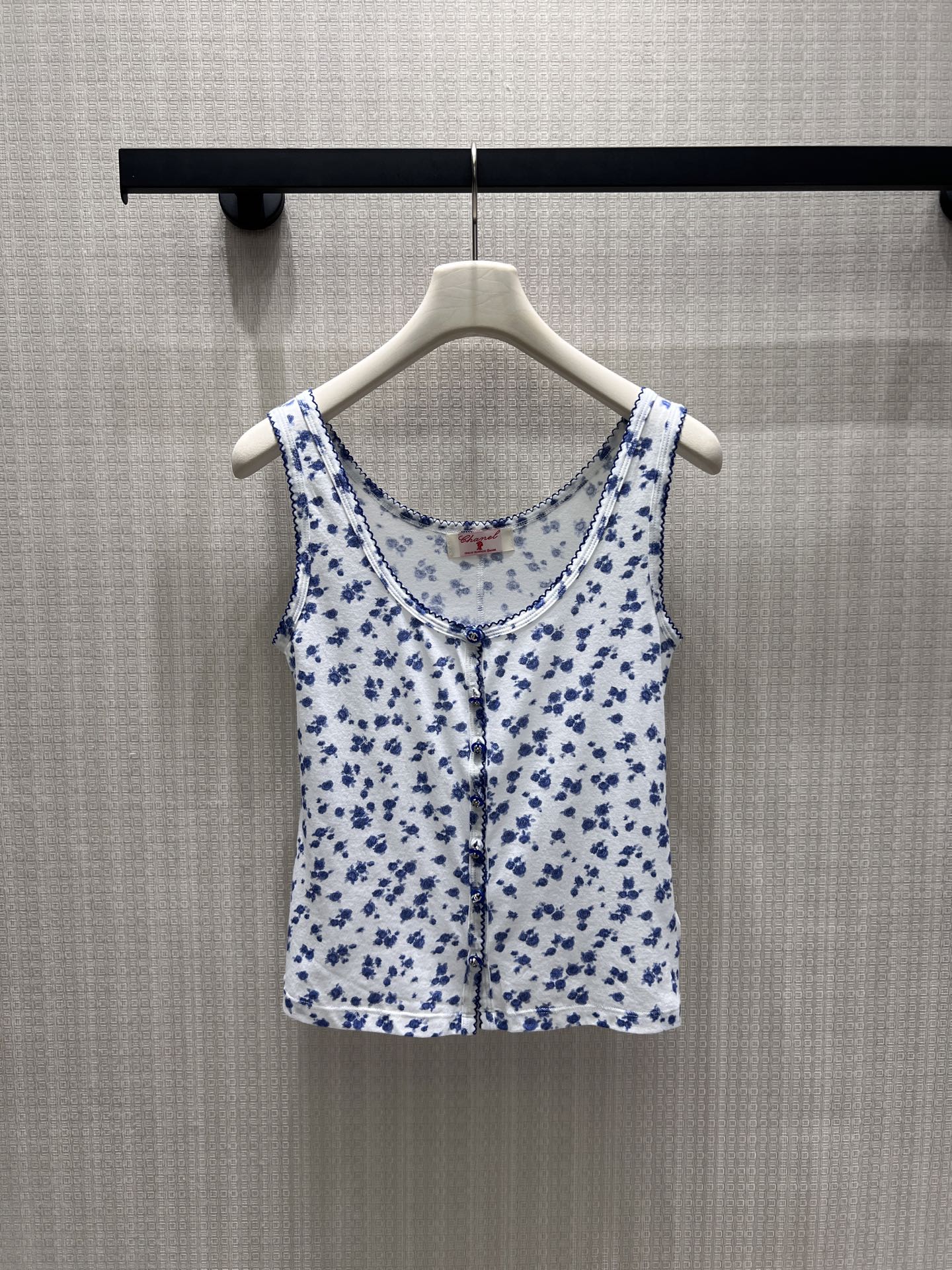 NO:891552,26 spring and summer new products vest  Clear blue and white porcelain blue florals cover the body, giving it a cool and gentle atmosphere. The wavy lace outlines the V-neck shoulder line, softly modifying the shoulder and neck lines, and the exquisite front row buttons add retro details. The soft and skin-friendly breathable fabric fits the body shape without being tight, and the fresh color is clean and durable. It can be worn alone or worn with a shirt. It has a Korean-style relaxed atmosphere and is a must-have for spring and summer atmosphere. Ready in stock smL, shirts,1986090926春夏新品 背心 清透青花瓷蓝碎花铺满衣身,自带清冷温柔的氛围感.波浪花边勾勒V领肩线,柔和修饰肩颈线条,前排精致排扣增添复古细节.软糯亲肤的透气面料,贴合身形不紧绷,清新配色干净耐看,单穿清爽、外搭衬衫也适配,自带韩系松弛氛围感,是春夏氛围感刚需内搭.现货smL,,shirts,,Women's clothing