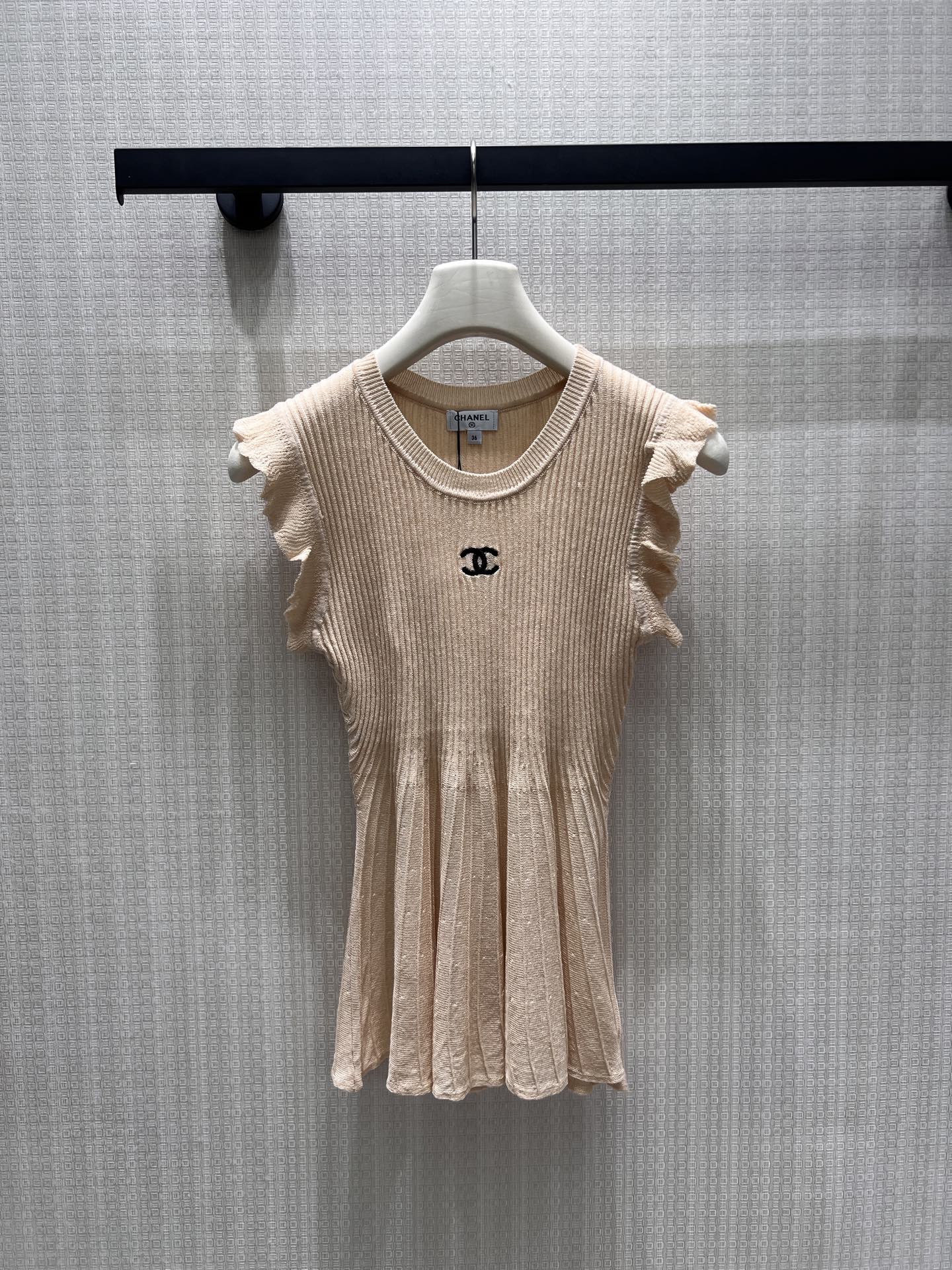NO:893058,26 spring and summer new arrivals short-sleeved sweater nude apricot ruffles  Gentle approach to the French-style light and sophisticated atmosphere. The fine vertical pit texture has its own slimming filter. The exquisite embroidery on the round neck is low-key and elegant. The ear edges of the shoulder sleeves soften the shoulder line. The waist is gathered and the pleated skirt is spread out, cleverly optimizing the waist-to-hip ratio. The light and slightly transparent knitted fabric is breathable and not stuffy.  .Soft nude tone, warm and white, gentle and delicate when worn alone, simple and elegant when paired with white pants, suitable for commuting and dating, showing a gentle and delicate light luxury temperament. Ready-made smL,,skirts,sweaters,T-shirt,1986090926春夏新品 短袖毛衣 裸杏色荷叶边 温柔拿捏法式轻熟氛围感.细密竖坑条肌理自带显瘦滤镜,圆领处精致刺绣低调显贵,肩袖木耳边柔化肩线.收腰散开百褶裙摆,巧妙优化腰臀比例,轻盈微透针织透气不闷肤.柔和裸调温润显白,单穿温柔精致,搭配白裤简约大气,通勤约会都适配,演绎温婉细腻的轻奢气质.现货smL,,skirts,sweaters,T-shirt,,Women's clothing