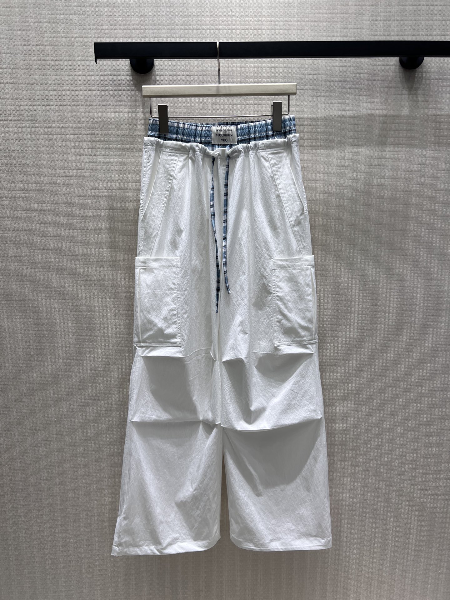 NO:891557,26 new spring and summer casual pants  The plaid splicing elastic waistband hides ingenuity, and the contrasting drawstrings weaken the monotony. The three-dimensional workwear large pockets are neat and stylish, the trousers are softly pleated to add layered texture, and the drapey wide-leg trousers modify the leg lines, hiding the flesh and making the body look slimmer. Thin and breathable surface  The material is refreshing and not stuffy, with no heavy and restrictive feeling. The simple solid color is suitable for all kinds of basic tops, casually creating refreshing Korean casual wear. The simple design combines comfort and atmosphere, and brings a refreshing and high-end texture for daily outings. Ready in stock smL,,1986090926春夏新品 休闲裤 格纹拼接松紧腰头暗藏巧思,撞色抽绳弱化单调感.立体工装大口袋利落有型,裤身柔和打褶增添层次肌理,垂坠阔腿裤型修饰腿部线条,藏肉显瘦.轻薄透气面料清爽不闷,无厚重束缚感,简约纯色适配各类基础上衣,随性打造清爽韩系休闲穿搭,简约设计兼具舒适与氛围感,日常出街自带清爽高级质感.现货smL,,,Women's clothing