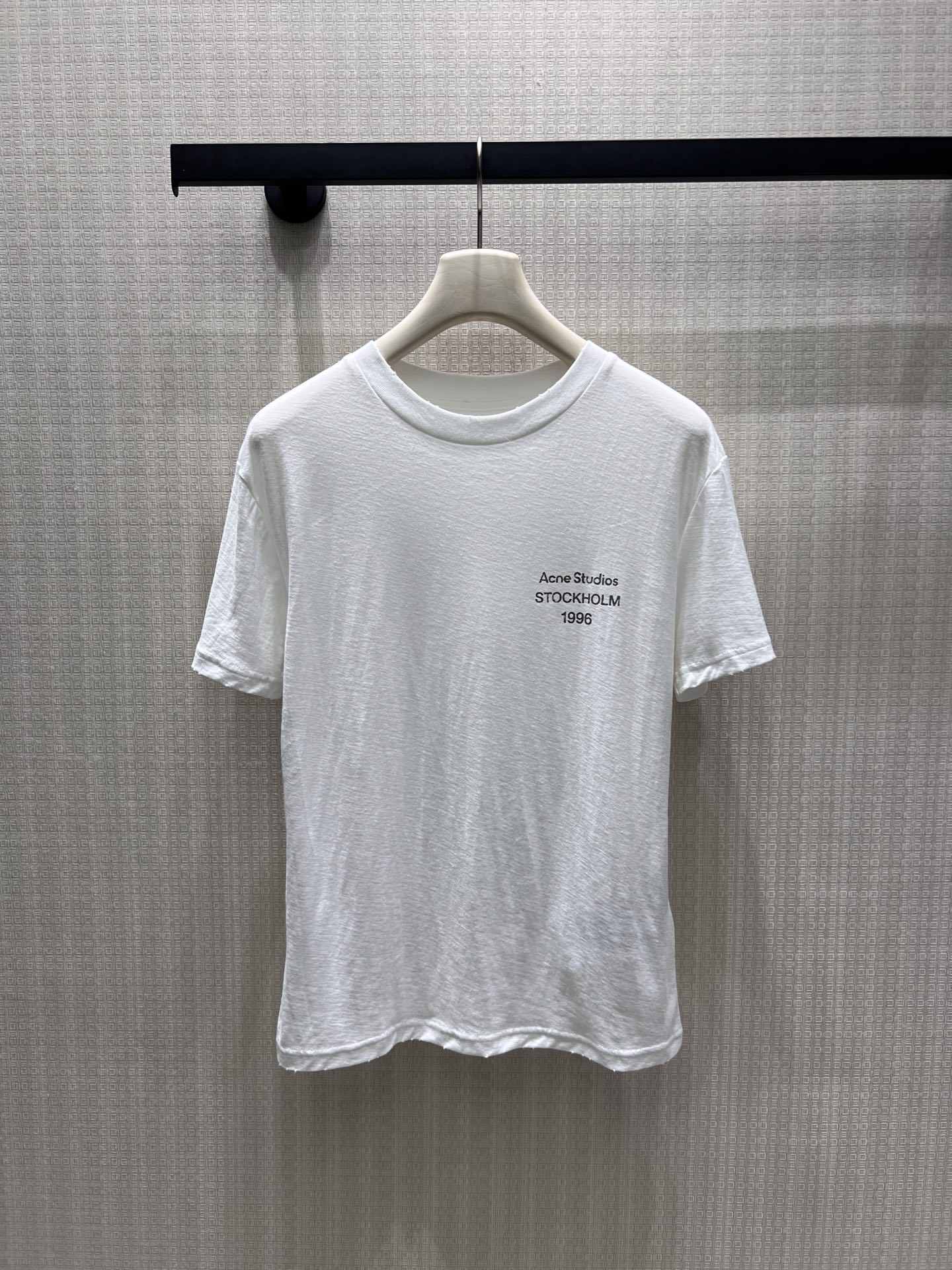 NO:891047,26 new spring and summer short sleeves  Ac** Stockholm 1996 classic logo. Distressed slub cotton has a soft light texture, a slightly translucent soft mist texture that weakens the harsh outline, and the round neck is delicate and does not block the neck. The small words on the chest are low-key, and the casual rolled cuffs hide the details. The loose and short version is neat and proportional. It is cool and simple to wear alone. It is suitable for layered suits and denim jackets. Low saturation minimalist aesthetics, versatile for daily wear and no choice of style. Ready stock smL,, jackets &  coats,T-shirt,business suit,1986090926春夏新品短袖 Ac**斯德哥尔摩1996经典标识.做旧竹节棉自带柔光肌理,微透柔雾质感弱化生硬轮廓,圆领锁边细腻不卡脖颈.低调胸口小字不张扬,随性卷边袖口暗藏细节.宽松微短版型利落显比例,单穿清冷简约,叠搭西装、牛仔外套都适配,低饱和极简美学,日常百搭不挑穿搭风格.现货smL,,jackets & coats,T-shirt,business suit,,Women's clothing