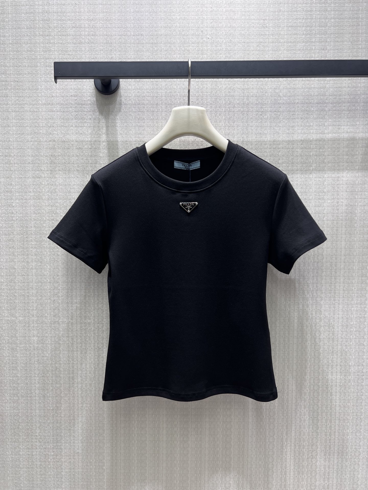 NO:891015,26 Spring and Summer New Products Minimalist basic short-sleeved style, classic metal triangle logo establishes recognition. High-count combed cotton is soft and waxy and fits the skin, matte fabric is neat and not bulky, black and white two-color suitable for all wardrobes. The fitted short-cut version raises the waistline, the small round neck modifies the neck line, and the neat short-sleeved cut tightens the shoulder line and highlights the exquisite head-to-shoulder ratio. Ready in stock smL, T-shirt,1986090926春夏新品 极简基础款短袖,经典金属三角徽标奠定辨识度.高支精梳棉软糯贴合肌肤,哑光面料利落不臃肿,黑白双色适配所有衣橱.合身短裁版型拉高腰线,小圆领修饰脖颈线条,利落短袖剪裁收紧肩线,衬出精致头肩比 现货smL,,T-shirt,,Women's clothing