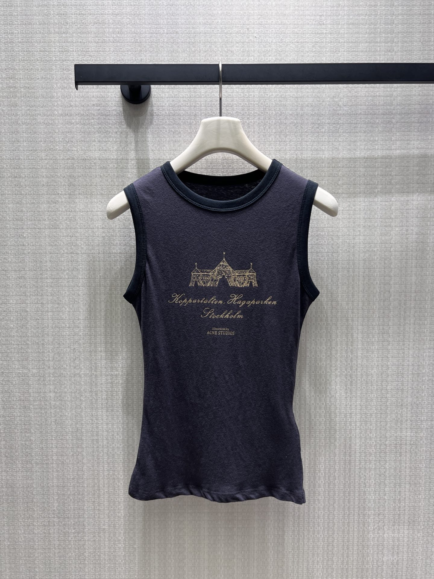 NO:891009,26 spring and summer new products ac  The vest replicates the Nordic retro literary and artistic tone. The washed charcoal gray cotton material has a soft and distressed texture, soft and breathable to the touch. The golden tent is hand-painted and printed with handwritten floral letters, which is delicate and not exaggerated, hiding the romantic narrative of Stockholm city. Fitted narrow shoulder tailoring modifies the shoulder line, and the neat version is suitable for high-waisted bottoms. It is refreshing and layered when worn alone, and is relaxed and textured when layered with shirts and suits. In stock sml, shirts, business suit,1986090926春夏新品 ac 背心复刻北欧复古文艺调性.水洗炭灰棉料自带柔和做旧肌理,触感软糯透气.金色帐篷手绘搭配手写花体字母印花,细腻不浮夸,藏着斯德哥尔摩城市浪漫叙事.合身窄肩剪裁修饰肩线,利落版型适配高腰下装,单穿清爽有层次,叠搭衬衫、西装皆松弛有质感.现货smL,,shirts,business suit,,Women's clothing