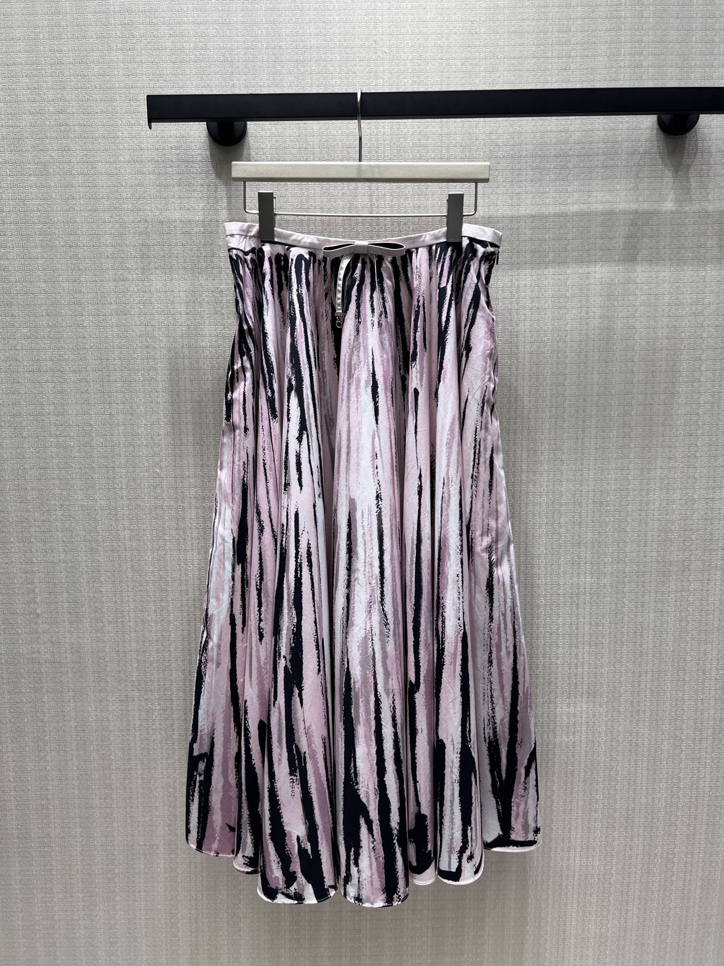 NO:891549,26 new spring and summer skirts  Dio** inherits the French elegant style, with freehand ink and wash patterns colliding with soft mist pink tones. The brushwork is casual and advanced, with a sense of artistic atmosphere. The delicate satin fabric has a soft matte luster and an outstanding drape. The large-swing umbrella skirt is flexible and elegant when walking. The waist is decorated with exquisite satin bows, the side invisible zippers are both beautiful and practical, and the side pockets are designed with hidden thoughtfulness. In stock 36/38/40, dior, skirts,1986090926春夏新款半裙 Dio**承袭法式优雅格调,写意水墨晕染纹样碰撞柔雾粉调,笔触随性高级,自带艺术氛围感.细腻缎面面料泛着柔和哑光光泽,垂坠感出众,大摆伞裙剪裁行走间灵动飘逸.腰头精致缎面蝴蝶结点缀,侧边隐形拉链兼顾美观与实穿,侧袋设计暗藏贴心巧思.现货36/38/40,,dior,skirts,,Women's clothing