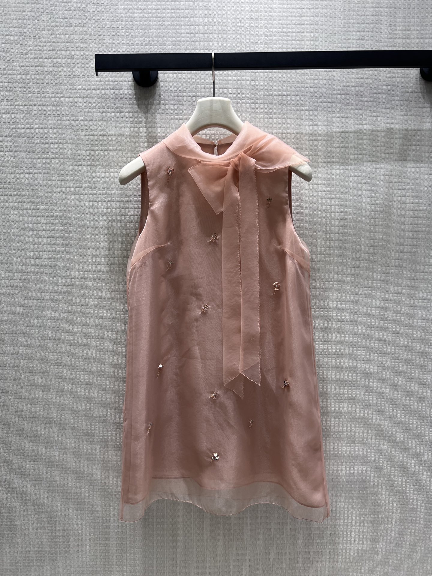 NO:891008,26 new spring and summer dresses  The soft matte lotus root pink organza has its own hazy and soft light. The light double-layer fabric is transparent but not see-through. The large draped ribbon on the neckline is gentle and elegant, casually outlining the line of the neck. The body is scattered with hand-beaded flowers, and the fine diamond light is low-key and smart. The sleeveless cut is refreshing and highlights the shoulders and neck.  Slender. The loose straight short version hides the muscles and makes you look slimmer. The soft length highlights the slender legs. The sweet but not greasy low-saturated pink tone is suitable for dates, afternoon tea, and light banquets. The gentle and rich atmosphere can be achieved in one step. In stock smL,,skirts,1986090926春夏新品 连衣裙 柔雾藕粉欧根纱自带朦胧柔光,轻盈双层面料通透却不透,领口垂坠大飘带温婉雅致,随性勾勒脖颈线条.衣身散落手工钉珠小花,细碎钻光低调灵动,无袖剪裁清爽显肩颈纤细.宽松直筒短版型藏肉显瘦,柔和长度衬出纤细双腿,甜而不腻的低饱和粉调,约会、下午茶、轻宴会都适配,温柔千金氛围感一步到位.现货smL,,skirts,,Women's clothing