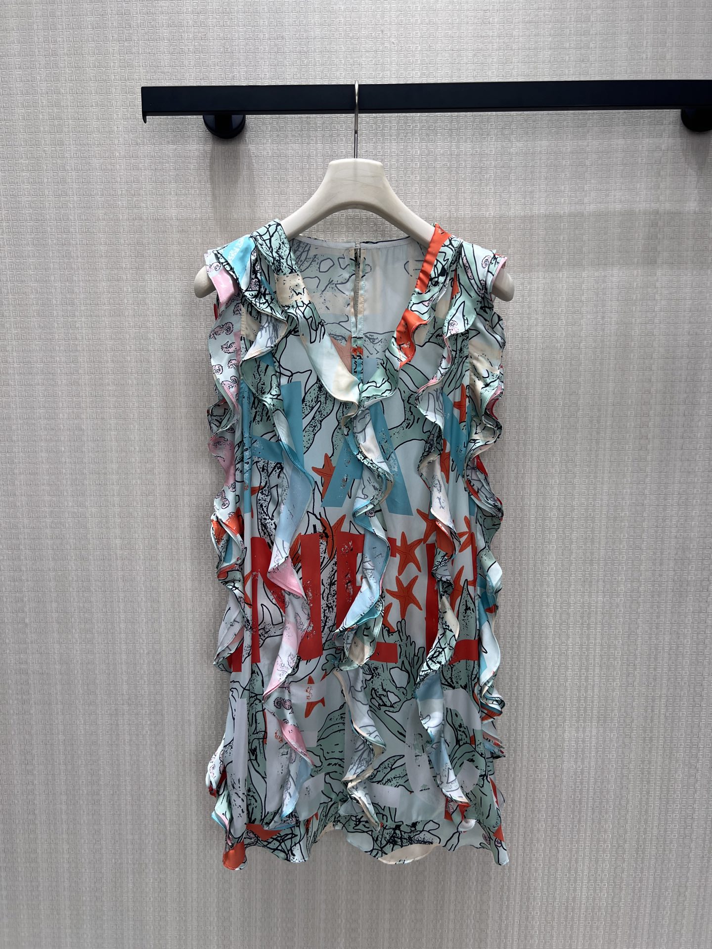 NO:891564,26 new spring and summer dresses  Chan** is a floral dress full of summer island poetry. The retro ocean print breaks the dullness, and the fresh tones heal the vision. The V-neck lace design modifies the neck, and the three-dimensional fungus is surrounded by layers of edges, weakening the tough outline and showing a soft and girlish temperament. Smooth  The slippery drape fabric is breathable and not close-fitting. The loose and short version is flexible and reduces age. You don’t have to worry about matching. You can create your own scenery when worn alone. It has a lazy holiday style and hides an unintentional relaxed elegance. In stock 36/38/40, chanel, skirts,1986090926春夏新品 连衣裙 Chan**充满夏日海岛诗意的碎花连衣裙,复古海洋印花打破沉闷,清新色调治愈视觉.V领系带设计修饰脖颈,周身立体木耳边层层环绕,弱化硬朗轮廓,尽显柔美少女气质.顺滑垂坠面料透气不贴身,宽松短款版型灵动减龄,不用费心搭配,单穿便自成风景,慵懒度假风拉满,藏着不刻意的松弛贵气.现货36/38/40,,chanel,skirts,,Women's clothing