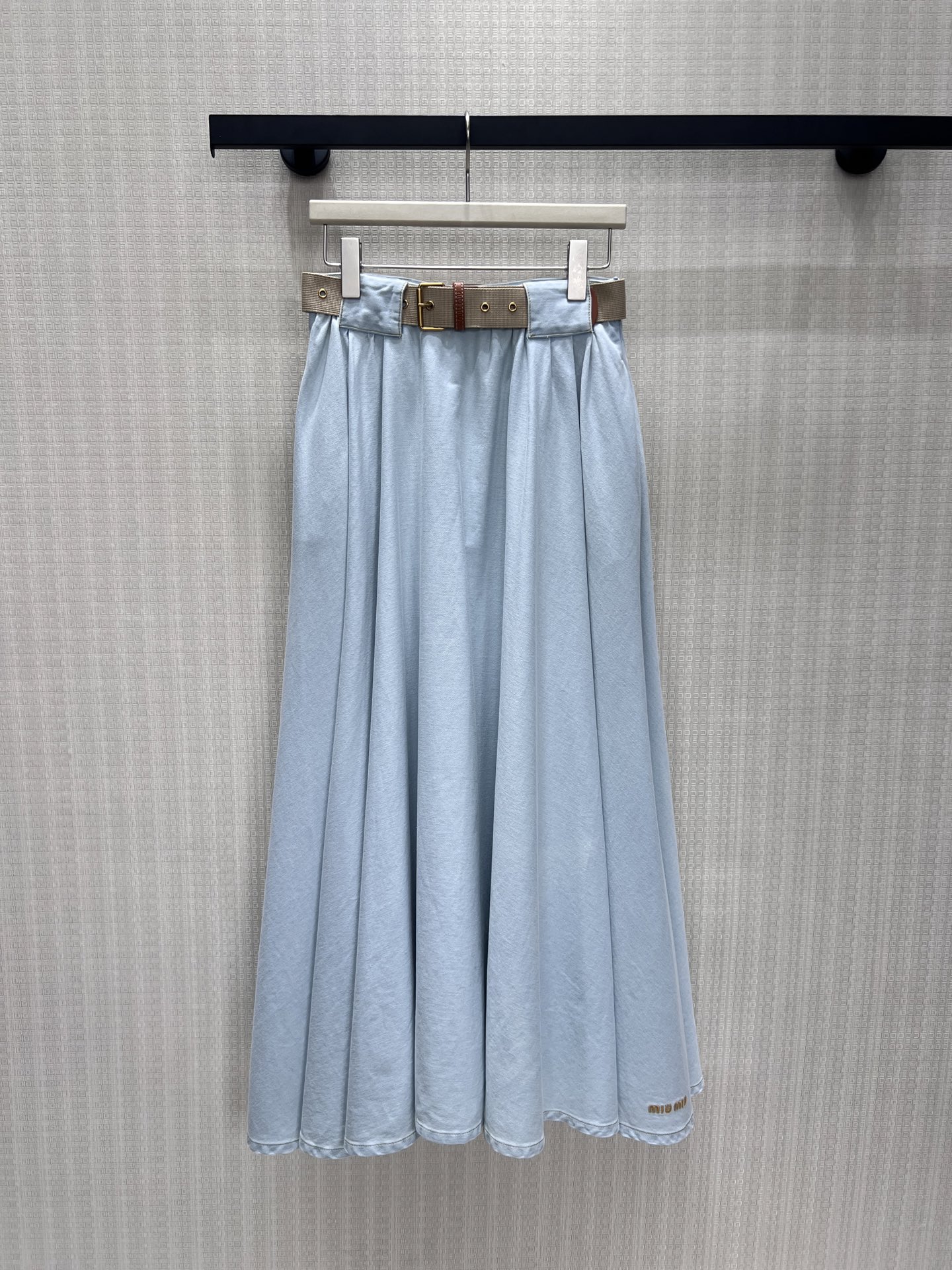 NO:891568,26 spring and summer new arrivals skirt  Light blue creates a soft spring atmosphere, and the Miu* retro full-length skirt has a girlish sense of relaxation. It comes with a contrasting old leather belt to outline the waistline. The high-waist pleated design cleverly hides the fat on the waist and abdomen. The drapey fabric spreads out the oversized umbrella skirt arc, making it light and agile when walking. The skirt is low.  The embroidered logo hides the brand details. The light blue top is gentle and not fussy. It is suitable for white T-shirts, knitted sweaters, and short tops. It has a retro college sense of wealth, is refreshing and durable, and is suitable for daily commuting and outings. In stock smL, miumiu, skirts,1986090926春夏新品 半裙 浅蓝塑造春日柔和氛围感,Miu*系复古大摆半身长裙自带少女松弛感.附赠撞色做旧皮带勾勒腰线,高腰抽褶设计巧妙藏住腰腹赘肉,垂顺面料铺开超大伞裙弧度,走动间轻盈灵动.裙脚低调刺绣标识暗藏品牌细节,浅蓝温柔不挑上衣,搭配白T、针织小衫、短款上衣皆适配,复古学院千金感拉满,清爽耐看,日常通勤出游都适配.现货smL,,miumiu,skirts,,Women's clothing