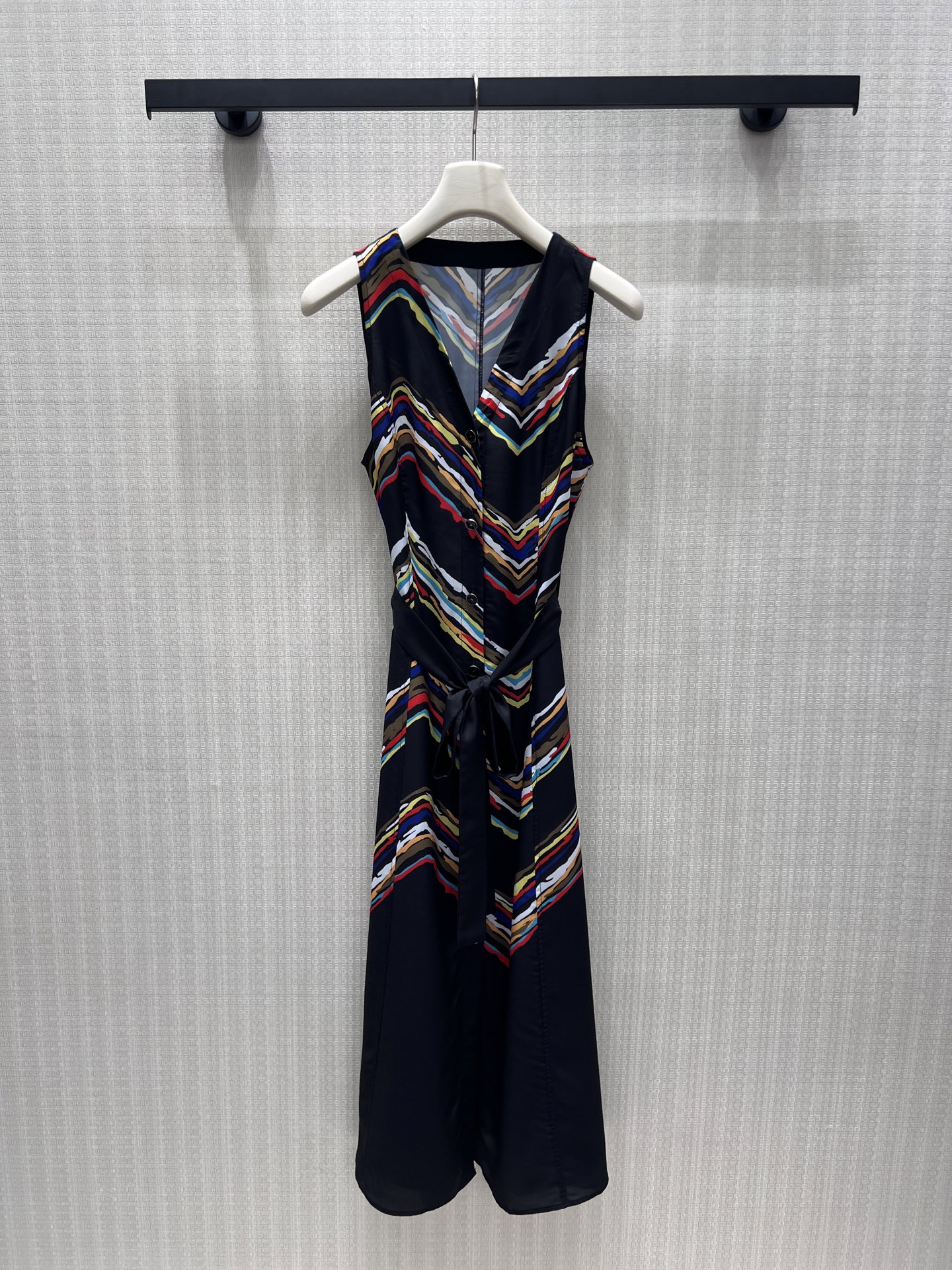 NO:891581,Shirt, pants, dress 26 spring and summer new product series, suit, dress  Chan** artistic brushwork rainbow zigzag pattern complete set, with deep black as the base, colorful lines colliding to create a retro and modern temperament. The smooth satin has a soft light texture, a delicate touch and perfect drape. The long-sleeved lapel shirt is simple and elegant, casual and relaxed, and does not flatter the body shape. Matching wide-leg pants with elastic waist  The design takes into account both comfort and style. The whole set of unified prints has a full visual hierarchy, and the retro and modern tones are full of small fragrances. It can be worn alone or split and matched, and it has a lazy and noble relaxed temperament. In stock 36/38/40,,chanel,skirts,shirts,19860909衬衫 裤子 连衣裙 26春夏新品系列 套装 连衣裙 Chan**艺术笔触彩虹锯齿纹成套套装,以深邃黑为基底,斑斓线条碰撞出复古摩登气质.柔滑缎面自带柔光肌理,触感细腻垂感满分,长袖翻领衬衫简约大气,随性松弛不挑身形.配套阔腿裤松紧腰设计兼顾舒适与版型,整套统一印花视觉层次饱满,小香风复古摩登调性拉满,单穿拆分搭配都出彩,自带慵懒显贵的松弛气质.现货36/38/40,,chanel,skirts,shirts,,Women's clothing