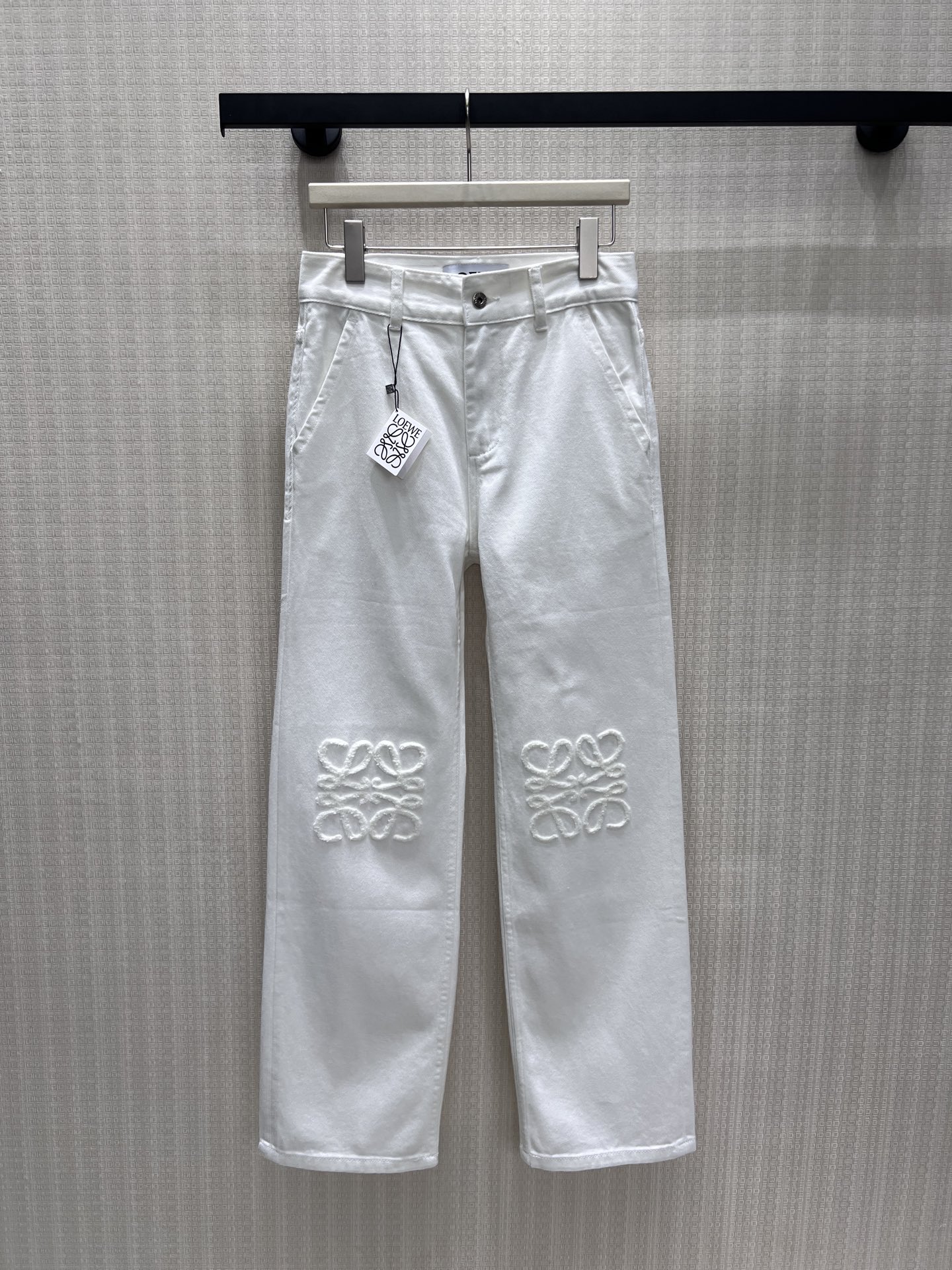 NO:891556,26 spring and summer new jeans  High-end dressing tone, three-dimensional embossed Anagram embroidery on the knees, same-color dark pattern craftsmanship, low-key and hidden brand recognition, soft and unobtrusive. Classic high-waist tailoring fits the waistline, and neat straight-leg pants modify the leg shape, hiding the flesh and making you look slimmer, and are tolerant to all kinds of leg shapes. Washed  Cotton denim fabric is soft but not stiff, breathable and skin-friendly. It is suitable for T-shirts, knitted shirts, and shirts. It can be used for commuting and leisure. The simple and high-end sense of white space will never go out of style. In stock sml, jeans, shirts, tees, t-shirts,1986090926春夏新品牛仔裤 高级穿搭基调,膝部立体浮雕Anagram刺绣,同色系暗纹工艺低调暗藏品牌辨识度,柔和不突兀.经典高腰剪裁贴合腰线,利落直筒裤管修饰腿型,藏肉显瘦,对各类腿型包容度拉满.水洗棉牛仔面料柔软不硬挺,透气亲肤,适配T恤、针织、衬衫各类上衣,通勤休闲皆可驾驭,简约留白的高级感永不过时.现货smL,,jeans,shirts,tees，t-shirt,,Women's clothing