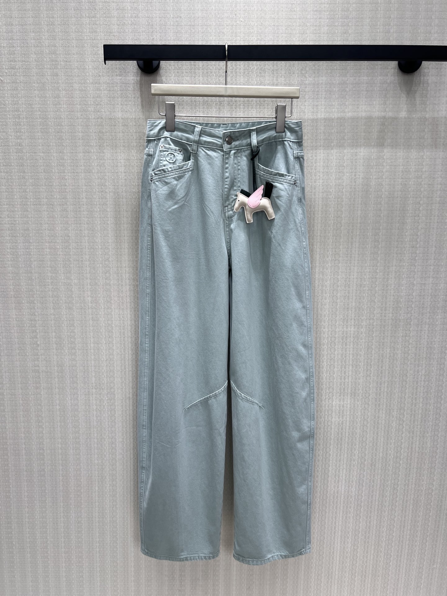 NO:891926,26 spring and summer new jeans  Get rid of the dull denim color, this mint green is a unique healing color for spring and summer. The three-dimensional high-waisted version lengthens the body proportions, the wide-leg pants accommodate all kinds of leg shapes, and the smooth curved cutting line enhances the sophistication of the item. The soft washed fabric upper body is unrestricted, and the playful pony pendant adds a level of detail. The minimalist color scheme has a cool and high-end tonality, suitable for commuting and leisure, and the low saturation is gentle and durable, creating an effortless Korean style relaxed outfit. Ready in stock smL,,jeans,1986090926春夏新品牛仔裤 摆脱沉闷牛仔色系,这支薄荷绿是春夏独有的治愈色系.立体高腰版型拉长身材比例,阔落裤管包容各类腿型,流畅弧形裁线提升单品精致度.软质水洗面料上身无束缚,搭配俏皮小马挂件增添细节层次.极简配色自带清冷高级调性,通勤休闲皆适配,低饱和度浅调温柔耐看,打造不费力的韩系松弛穿搭.现货smL,,jeans,,Women's clothing