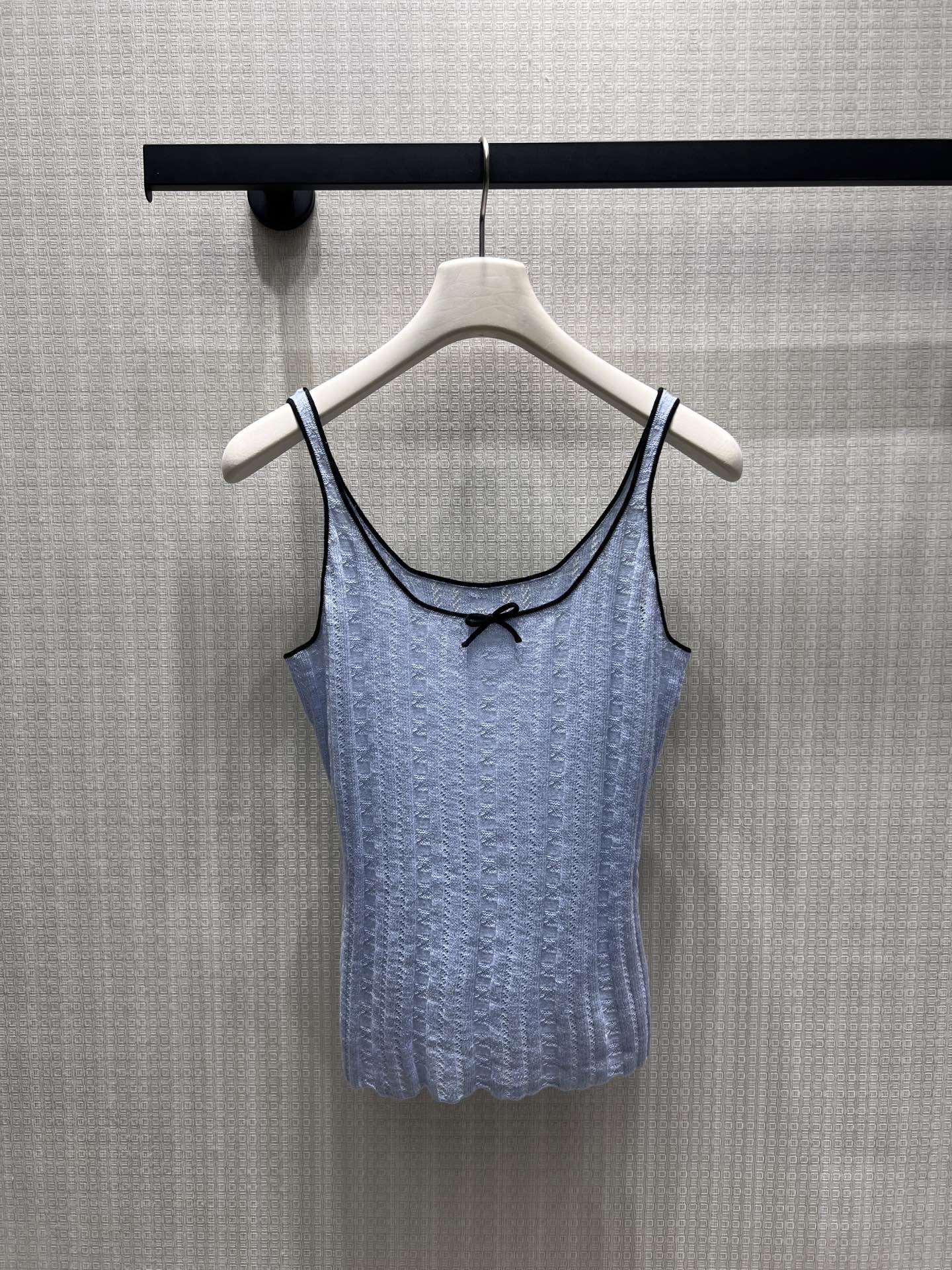 NO:892496,26 spring and summer new products  AC French texture sling, matte blue tone with high-end matte texture. The whole body is hollow jacquard knitted, breathable, light and not stuffy. The contrasting black thin edge outlines the neckline, and the small bow weakens the monotony and adds a soft element. The narrow shoulder strap lengthens the proportion of the collarbone.  , waist cut to optimize body curves, cool and durable when worn alone, rich in layers when worn with suits and cardigans. No unnecessary complicated design, minimalist and gentle, niche and non-contrasting styles, creating a lazy and refined daily life. Ready in stock smL,, business  suit,1986090926春夏新品 AC法式肌理吊带,雾蓝调自带高级雾面质感.通体镂空提花针织,透气轻盈不闷肤,撞色黑细边勾勒领口轮廓,小蝴蝶结弱化单调,增添柔美元素.窄肩带拉长锁骨比例,收腰剪裁优化身材曲线,单穿清冷耐看,外搭西装、开衫层次丰富.无多余繁杂设计,极简温柔调性,小众不撞款,打造慵懒精致日常.现货smL,,business suit,,Women's clothing