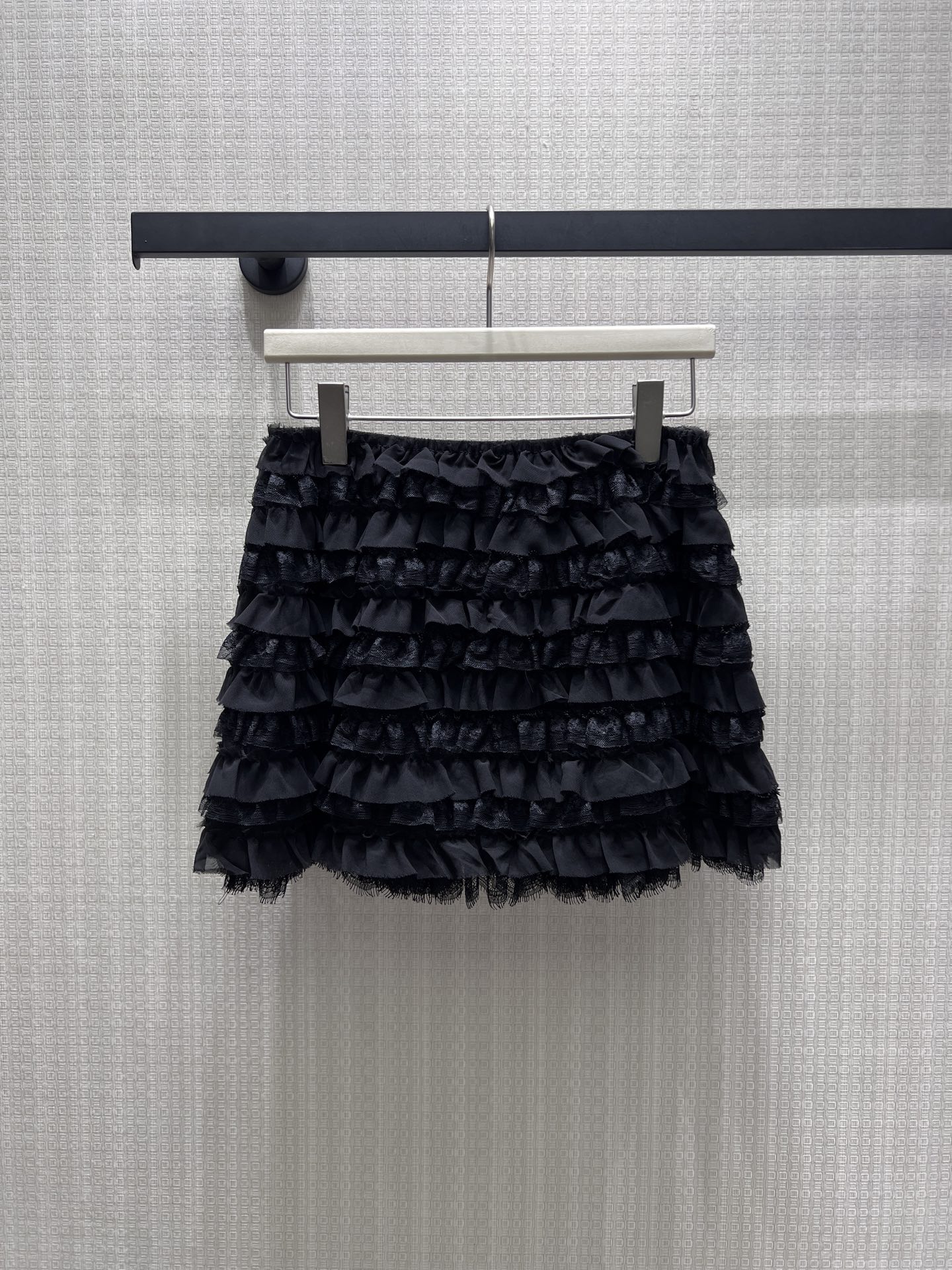 NO:893046,26 new spring and summer skirts  Layers of eyelash lace are staggered and stacked, and the delicate lace has a hazy soft light, and the layers are light and not bloated. The elastic waist design adapts to a variety of waistlines, and the short version raises the waistline and optimizes body proportions. The built-in safety pants do not need to worry about leaking, and the smooth fabric drape is just right. It can be paired with knitted or satin shirts, sweet but not greasy, both girlish and light luxury, creating a gentle atmosphere. Ready in stock smL, skirts, shirts,1986090926春夏新品半裙 层层叠叠睫毛蕾丝错落堆叠,细腻花边自带朦胧柔光,层次轻盈不臃肿.松紧腰设计适配多种腰围,短款版型拉高腰线,优化身材比例.内置安全裤无需顾虑走光,柔滑面料垂坠感恰到好处.搭配针织、缎面衬衫皆可,甜而不腻,兼具少女灵动与轻奢精致,打造温柔氛围感穿搭.现货smL,,skirts,shirts,,Women's clothing