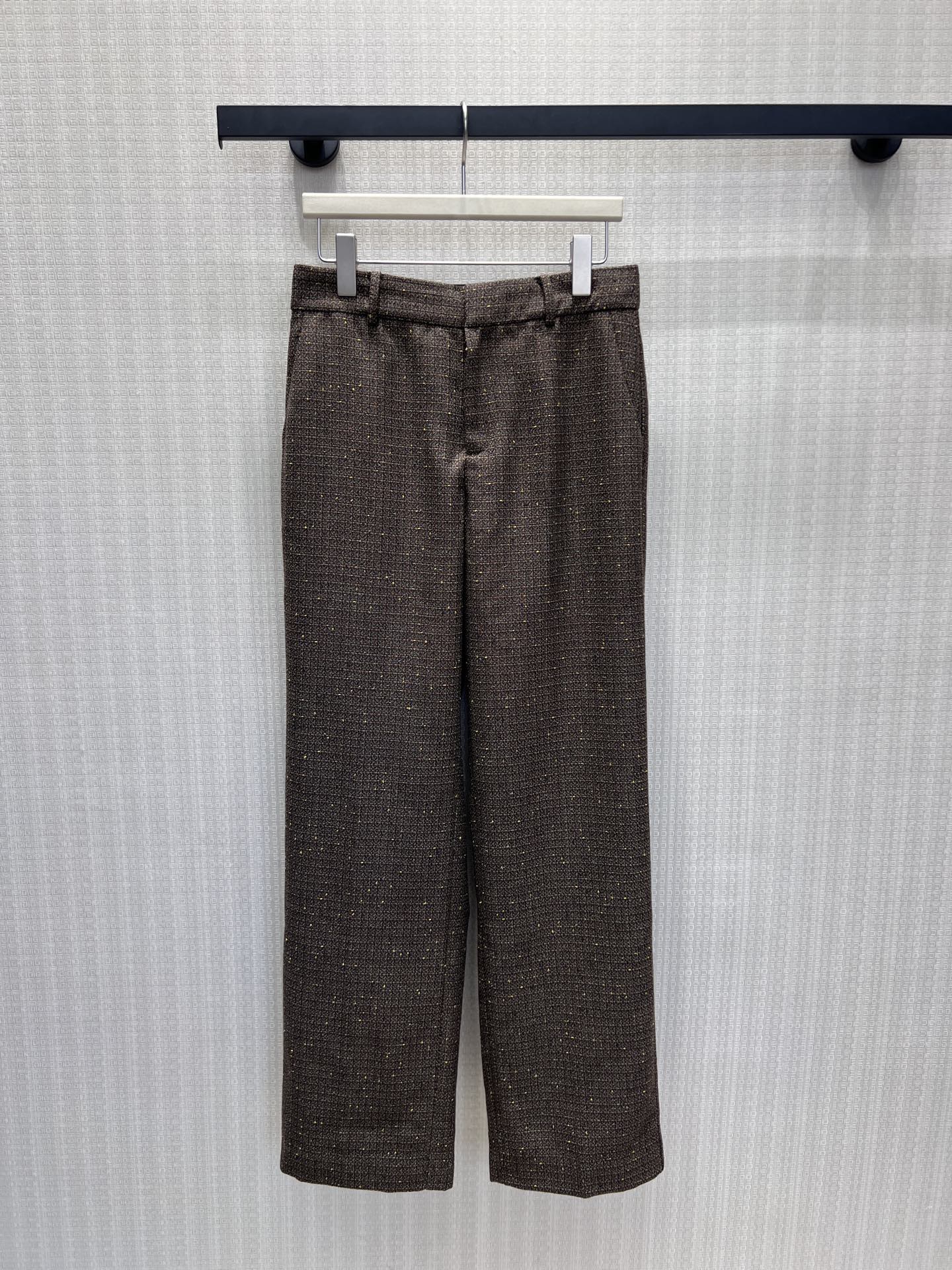 NO:893071,26 spring and summer new products suit  The dark brown vintage texture has a soft light texture. The short and neat suit is cut with golden thirty-seven proportions, the single metal buckle is simple and restrained, and the raw edge hem hides exquisite ingenuity; the straight trousers of the same material drape smoothly, modifying the leg shape without looking bloated. The blend of woolen tweed  Finely shredded gold foil threads are low-key and not exaggerated, suitable for commuting and dating. No extra accessories are needed. The complete set of upper body is naturally elegant and relaxed, and the retro light luxury feeling is firmly grasped. In stock 36/38/40,, business  suit,gold,1986090926春夏新品 套装 深棕复古肌理自带柔光质感.短款利落西装裁出黄金三七比例,单颗金属扣简约克制,毛边下摆暗藏精致巧思；同料直筒长裤垂坠顺直,修饰腿型不显臃肿.粗纺花呢糅合细碎金箔丝线,低调不浮夸,通勤、约会皆适配.无需多余配饰,成套上身便是浑然天成的优雅松弛,把复古轻奢感稳稳拿捏.现货36/38/40,,business suit,gold,,Women's clothing