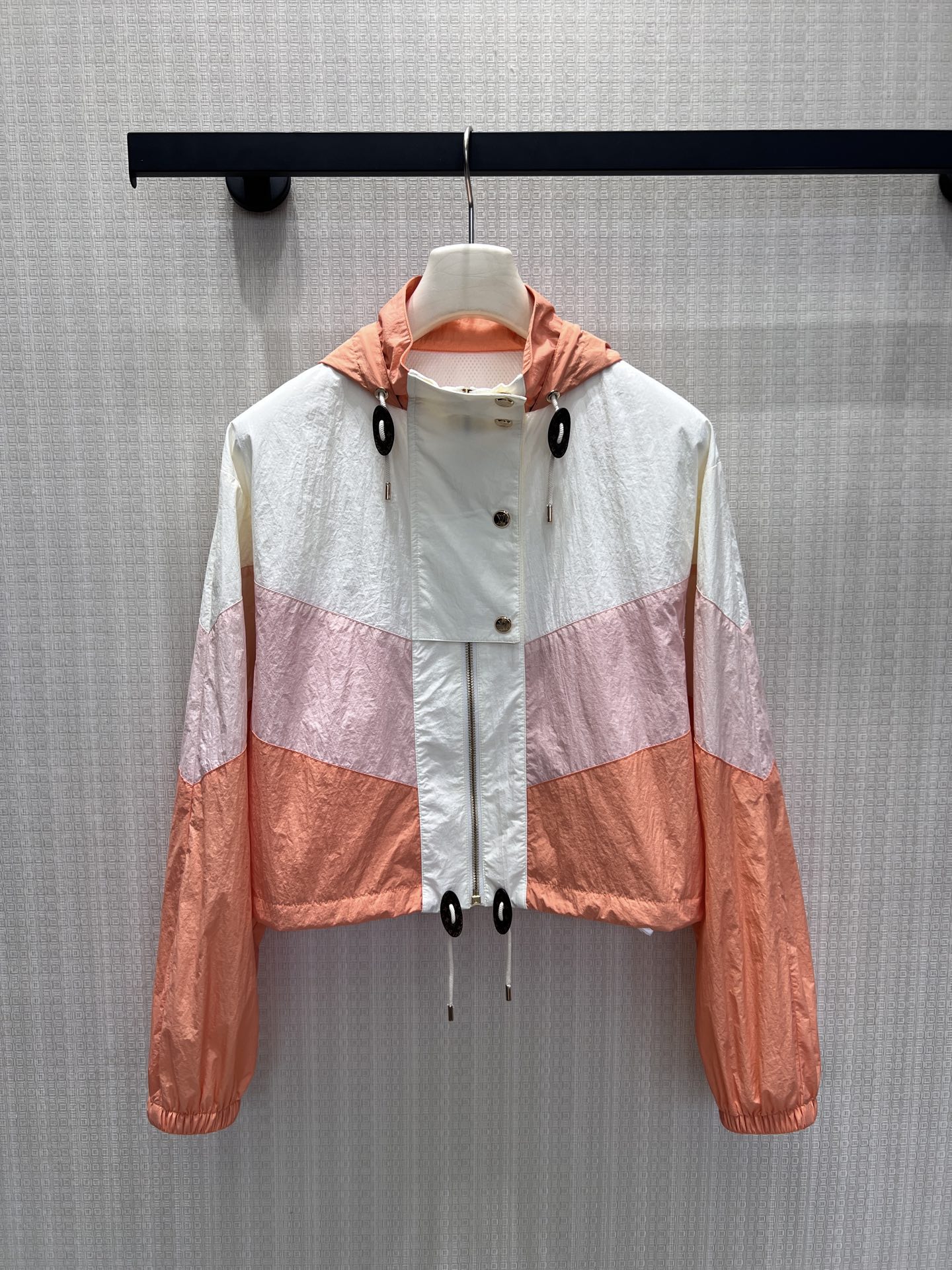 NO:893054,26 spring and summer new products sun protection clothing and jackets  Soft contrasting colors outline a relaxed atmosphere, with white, peach pink and warm orange layered splicing, and comes with a spring soft light filter. The short hooded cut optimizes the proportions, and the neat drawstring cinches the waistline to easily create a three-seven-point figure. Lightweight and breathable sunscreen fabric, windproof and wrinkle-resistant  Practicality is taken into consideration; the double-layer placket metal buckle + hidden zipper, the details hide the exquisite texture. The loose shoulders are not flattering, suitable for daily travel and short-distance outings, gentleness and vitality coexist, and it is easy to wear with a casual and high-end feel. Ready in stock smL,,jackets  & coats,hats,1986090926春夏新品 防晒衣外套 柔和撞色勾勒松弛氛围感,白、蜜桃粉、暖橘分层拼接,自带春日柔光滤镜.短款连帽剪裁优化比例,利落抽绳收束腰线,轻松打造三七分优越身形.轻薄透气防晒面料,防风耐皱兼顾实用性；双层门襟金属扣+隐藏拉链,细节暗藏精致质感.宽松落肩不挑身形,日常出行、短途出游皆适配,温柔元气并存,轻松穿出随性高级感.现货smL,,jackets & coats,hats,,Women's clothing