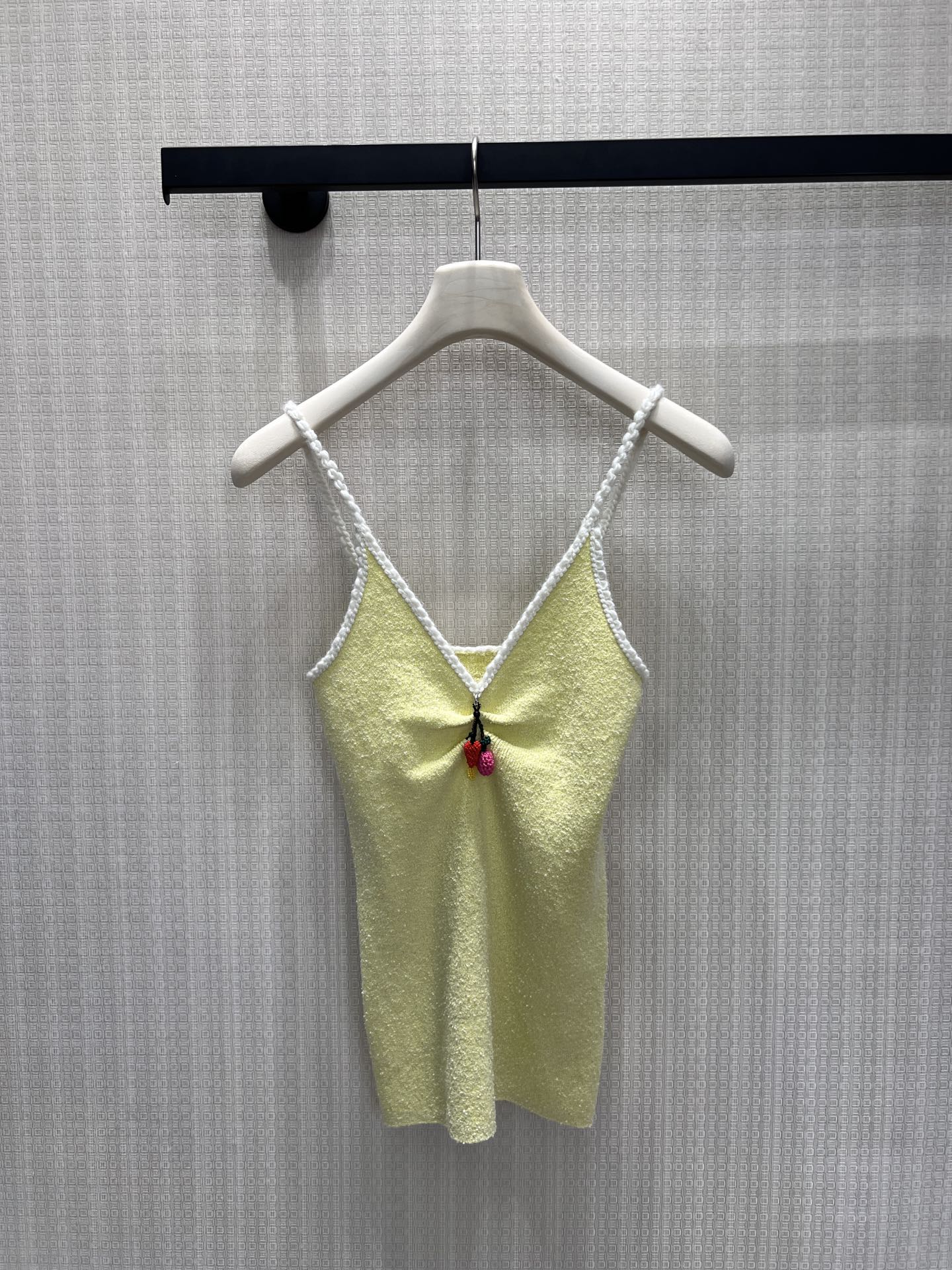 NO:893050,26 spring and summer new products  BC cream yellow cherry knitted sling is soft and light lemon yellow with spring soft light. The fluffy circle yarn texture is soft and skin-friendly, and the delicate texture has a hazy soft light feeling. Contrast color hand-crocheted edges outline the V-neck shoulder straps, and the twist design on the chest modifies the chest shape and embellishes the three-dimensional shape.  Handmade cherry pendant, childlike and elegant balance just right. Slim-fitting and slightly elastic version fits the body shape, suitable for wearing alone or with a suit and cardigan. It is sweet but not greasy, and has a French girlish feel and light luxury interior. Ready in stock smL,, business  suit,1986090926春夏新品 BC奶油黄樱桃针织吊带柔和浅柠黄自带春日柔光,蓬松圈圈纱肌理软糯亲肤,细腻肌理自带朦胧柔光感.撞色手工钩织包边勾勒V领肩带,胸前扭褶设计修饰胸型,点缀立体手工樱桃挂饰,童趣与优雅平衡得恰到好处.修身微弹版型贴合身形,单穿清爽、外搭西装开衫皆适配,清甜不甜腻,法式少女感轻奢内搭.现货smL,,business suit,,Women's clothing