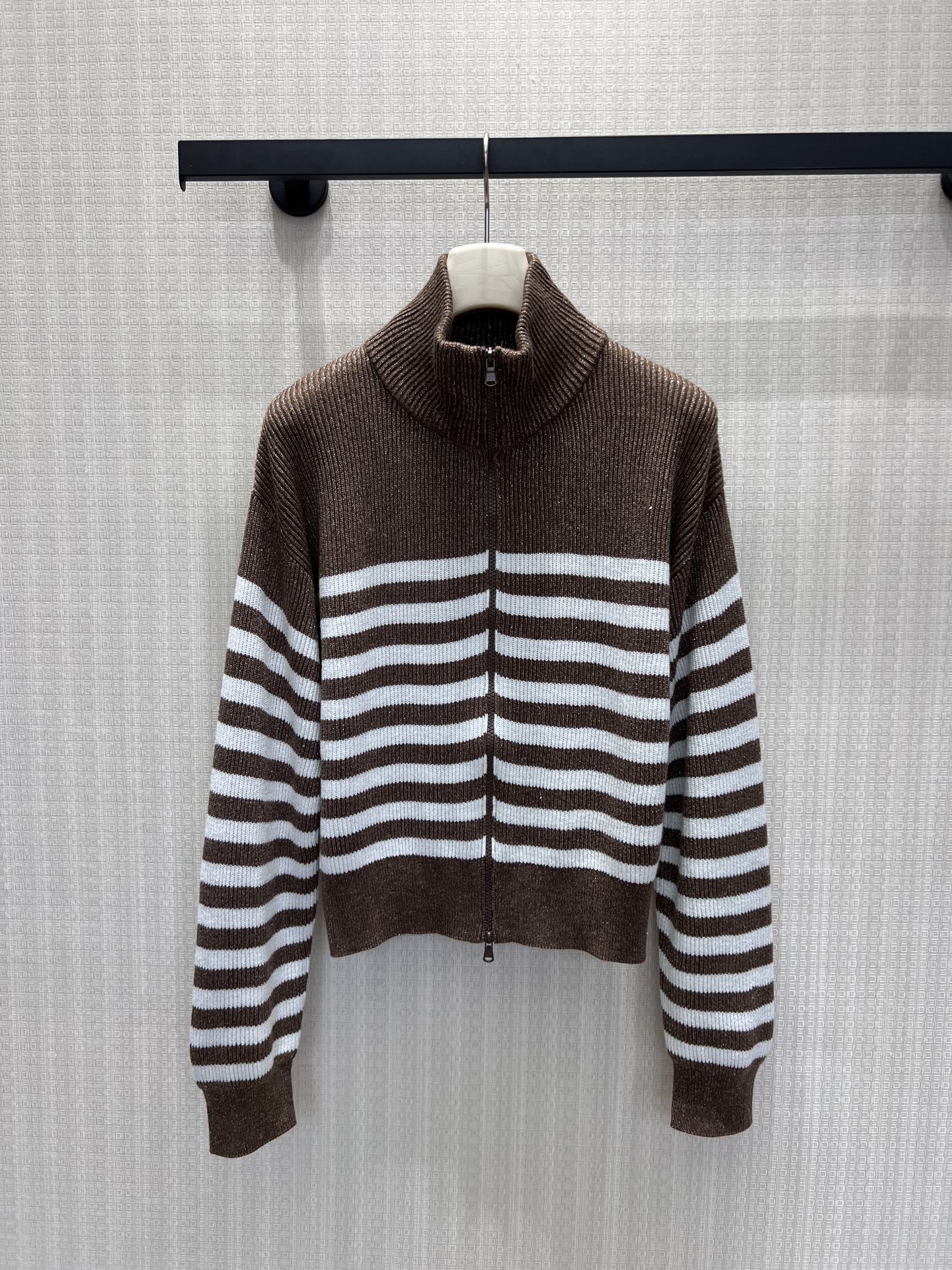 NO:893052,26 new spring and summer BC French retro turtleneck striped zipper sweater  Dark and light brown and white contrasting stripes replicate the classic minimalist aesthetics. The fine shimmering fabric hides exquisite details. The vertical pit texture slims and modifies the body shape. The upper and lower two-way zipper unlocks multiple ways of wearing it. The high collar resists the slight cold. The short length of the garment raises the waist.  Line. Loose dropped shoulders to weaken shoulder width, soft and waxy knitted fabric that is light and not bulky, both practical and high-end texture, versatile for commuting and leisure, niche and non-contrasting items with light luxury atmosphere. In stock smL,,sweaters,1986090926春夏新品 BC法式复古高领条纹拉链毛衣 深浅棕白撞色条纹复刻经典极简美学,细闪织料暗藏精致细节,竖坑条肌理显瘦修饰身形.上下双向拉链解锁多种穿法,高领抵御微凉,短款衣长拉高腰线.宽松落肩弱化肩宽,软糯针织轻盈不臃肿,兼具实穿与高级质感,通勤休闲百搭,小众不撞款的轻奢氛围感单品.现货smL,,sweaters,,Women's clothing