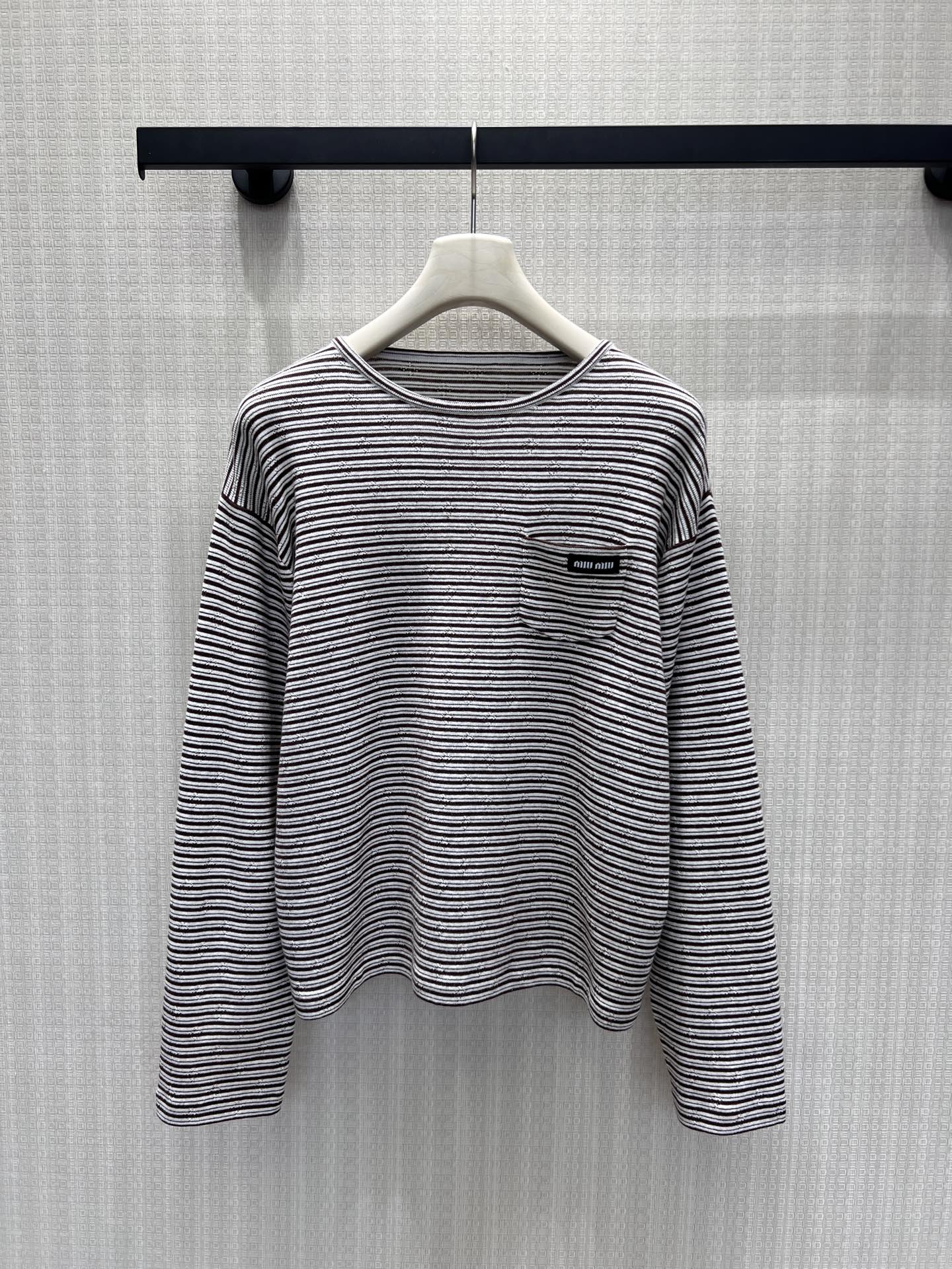 NO:893086,26 spring and summer new products  Miu* striped long sleeves blend a retro girly feel into the delicate texture. Fine colorful stripes are staggered and intertwined, with a soft light texture. The round neck cut softly fits the neck. The small chest pocket is embellished with the iconic brand woven logo, low-key releasing the recognition of the luxury brand. Loose shoulders.  The shape is not flattering to the body shape, it is lazy and relaxed, and it is refreshing and layered when worn alone. The soft and low-saturated color scheme weakens the stripes and is suitable for daily commuting and leisure outings. It is light and luxurious, simple, and hides the unintentional girlish sophistication. Ready in stock smL,, miumiu,1986090926春夏新品 Miu*条纹长袖,把复古少女感揉进细腻肌理里.细彩条纹错落交织,自带柔光肌理质感,圆领剪裁柔和贴合脖颈,胸前小口袋缀标志性品牌织标,低调释放奢牌辨识度.宽松落肩版型不挑身形,慵懒松弛,单穿清爽叠穿层次感拉满.柔和低饱和配色弱化条纹张扬,日常通勤、休闲出游皆适配,轻奢简约,藏着不刻意的少女精致.现货smL,,miumiu,,Women's clothing
