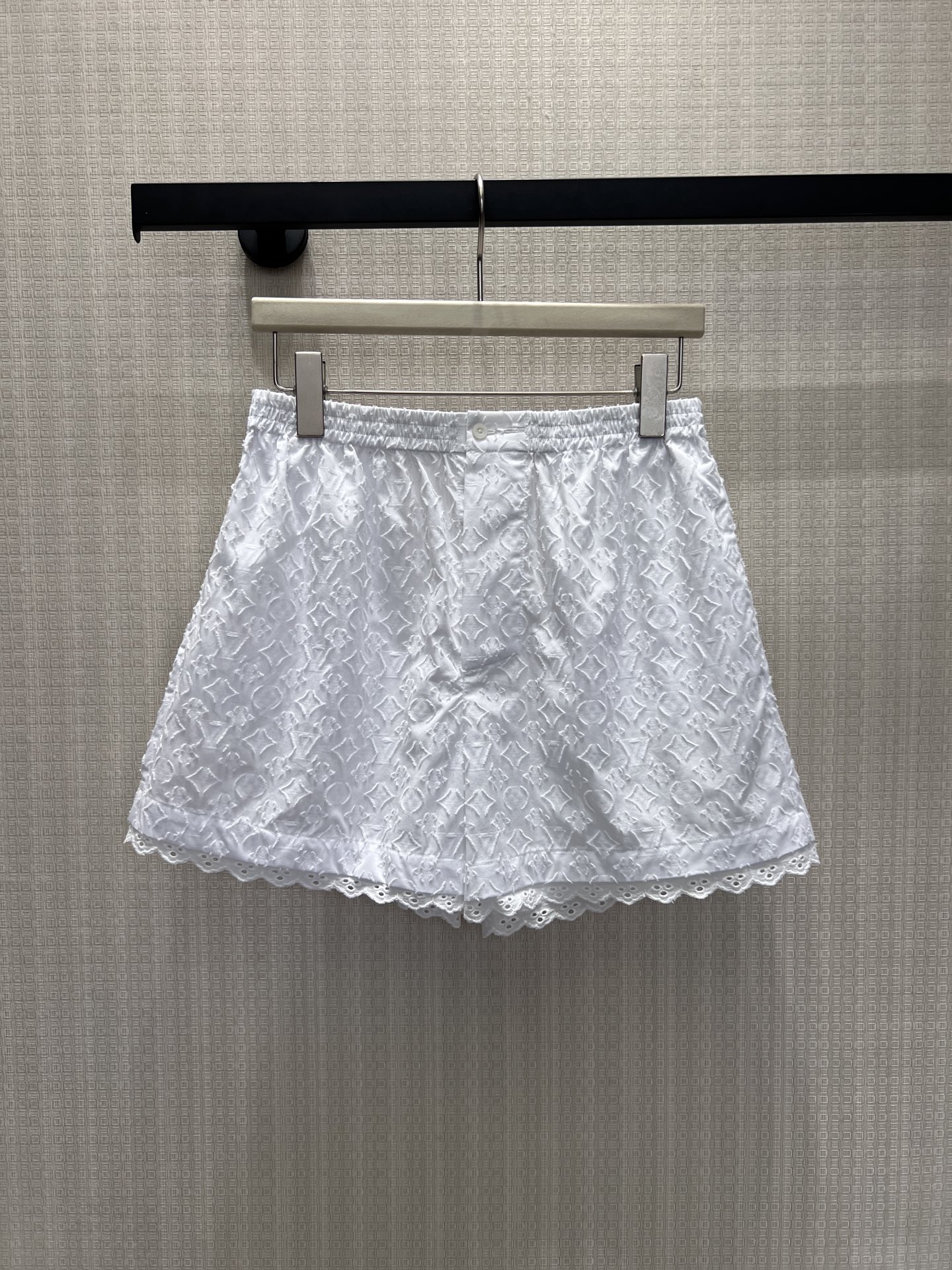 NO:893380,Tops, pants, 26 spring and summer new suit  The heavy-duty all-over relief embroidery is low-key and noble, the lace square collar softly modifies the neck, the single row of buttons is simple and neat, and the short umbrella hem optimizes the body proportions. The matching shorts are neatly cut, and the lace trousers weaken the toughness. The fabric technology highlights the brand style, which can be used for daily commuting and weekend leisure. The clean and pure white brings coolness and luxury, and the upper body is easy to hold with a gentle and noble temperament. Ready in stock 36/38/40, shorts,19860909上衣 裤子 26春夏新品套装 重工满幅浮雕刺绣低调显贵,花边方领柔和修饰脖颈,单排纽扣简约利落,短款伞摆优化身材比例.配套短裤剪裁利落,蕾丝裤脚弱化硬朗感.面料工艺凸显品牌格调,日常通勤、周末休闲都能驾驭,干净纯白自带清冷高级,成套上身轻松拿捏温柔显贵气质.现货36/38/40,,shorts,,Women's clothing