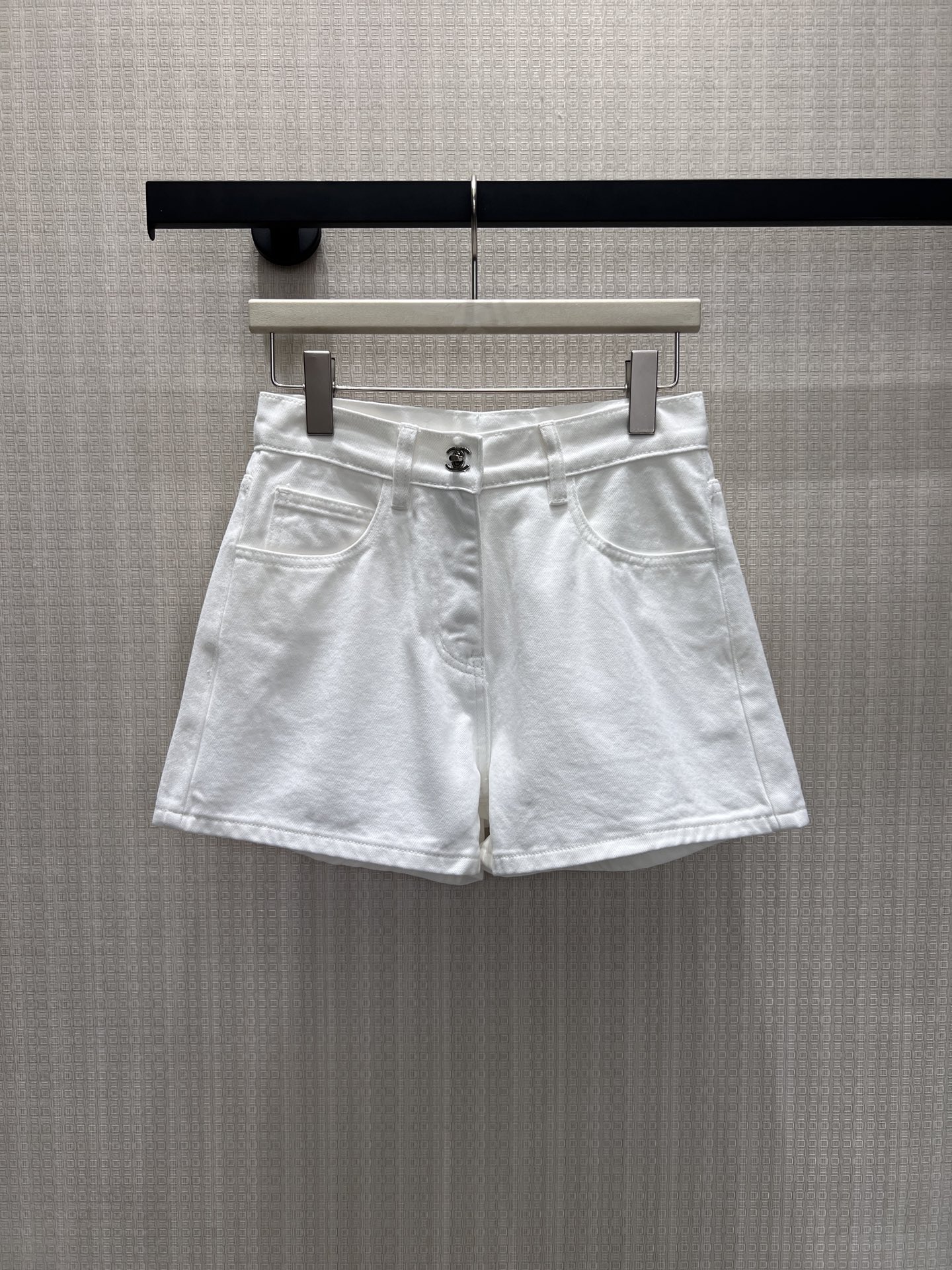 NO:893856,26 spring and summer new products shorts small fragrance bag buckle  The high waistline tailoring creates the visual effect of long legs, and the loose and slightly wide version accommodates all kinds of leg shapes without being picky. Exquisite metal buttons adorn the placket, and the details reveal the brand's texture. The solid denim washing process is soft and not stiff. You can choose two colors, the white style is gentle and age-reducing, and the blue style is retro and casual, suitable for commuting, dating, and travel. The simple and basic style has its own elegance and is versatile. Ready stock 36/38/40 Real shot details,, shorts,1986090926春夏新品 短裤小香书包扣 高腰线剪裁打造大长腿视觉效果,宽松微阔版型包容各类腿型不挑人.精致金属纽扣点缀门襟,细节流露品牌质感,扎实牛仔水洗工艺柔和不硬挺.双色随心挑选,白款温柔减龄,蓝款复古随性,适配通勤、约会、出游多种场景,简约基础款却自带贵气,百搭不出错.现货36/38/40 实拍细节图,,shorts,,Women's clothing