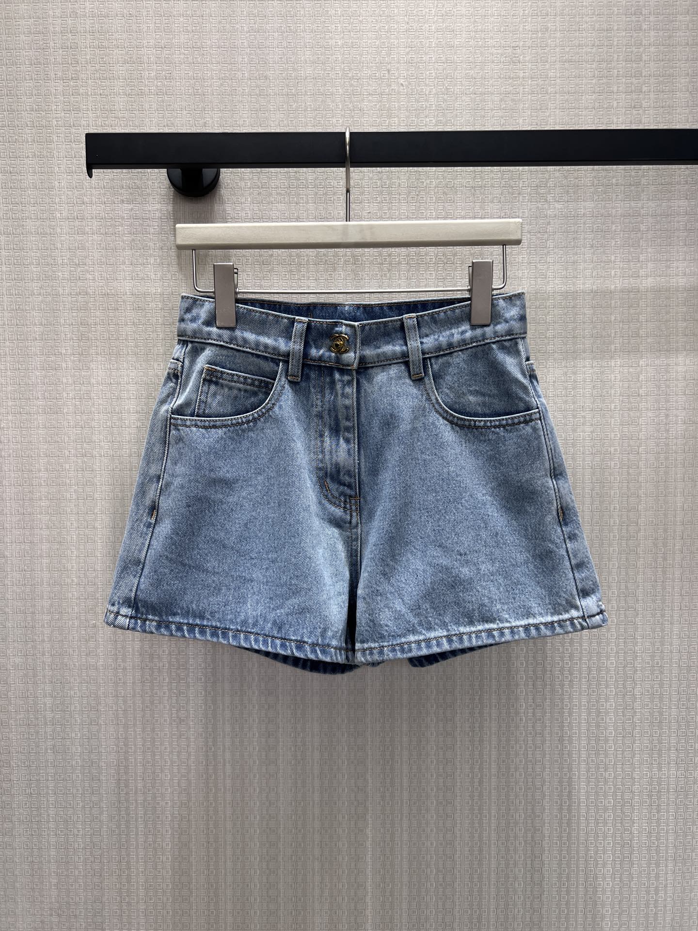 NO:893861,26 spring and summer new products shorts small fragrance bag buckle  The high waistline tailoring creates the visual effect of long legs, and the loose and slightly wide version accommodates all kinds of leg shapes without being picky. Exquisite metal buttons adorn the placket, and the details reveal the brand's texture. The solid denim washing process is soft and not stiff. You can choose two colors, the white style is gentle and age-reducing, and the blue style is retro and casual, suitable for commuting, dating, and travel. The simple and basic style has its own elegance and is versatile. Ready stock 36/38/40 Real shot details,, shorts,1986090926春夏新品 短裤小香书包扣 高腰线剪裁打造大长腿视觉效果,宽松微阔版型包容各类腿型不挑人.精致金属纽扣点缀门襟,细节流露品牌质感,扎实牛仔水洗工艺柔和不硬挺.双色随心挑选,白款温柔减龄,蓝款复古随性,适配通勤、约会、出游多种场景,简约基础款却自带贵气,百搭不出错.现货36/38/40 实拍细节图,,shorts,,Women's clothing