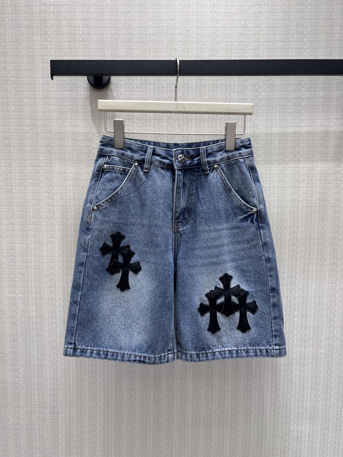 NO:893860,26 spring and summer new arrivals. Washed blue mid-length denim pants. The neat high-waisted version elongates the proportions of the lower body. The loose straight version accommodates various leg shapes. The double-layer leather cross patch is the core of the design. The contrasting colors highlight the unique tonality. The hand-sewn seams are firm and not easy to fall off. The washed and distressed craftsmanship comes with a retro filter. The fabric is moderately soft and not stiff. It is suitable for daily commuting and street production. It is a niche denim item that is low-key and memorable. Detailed pictures of real-life sml photos,1986090926春夏新品 水洗蓝五分牛仔中裤,利落高腰版型拉长下半身比例,宽松直筒版型包容各类腿型.双层皮质十字架贴布为设计核心,撞色反差凸显独特调性,手工车缝牢固不易脱落.水洗做旧工艺自带复古滤镜,面料软硬适中不僵硬,日常通勤、街头出片都适配,低调又有记忆点的小众牛仔单品.现货smL实拍细节图,,,Women's clothing
