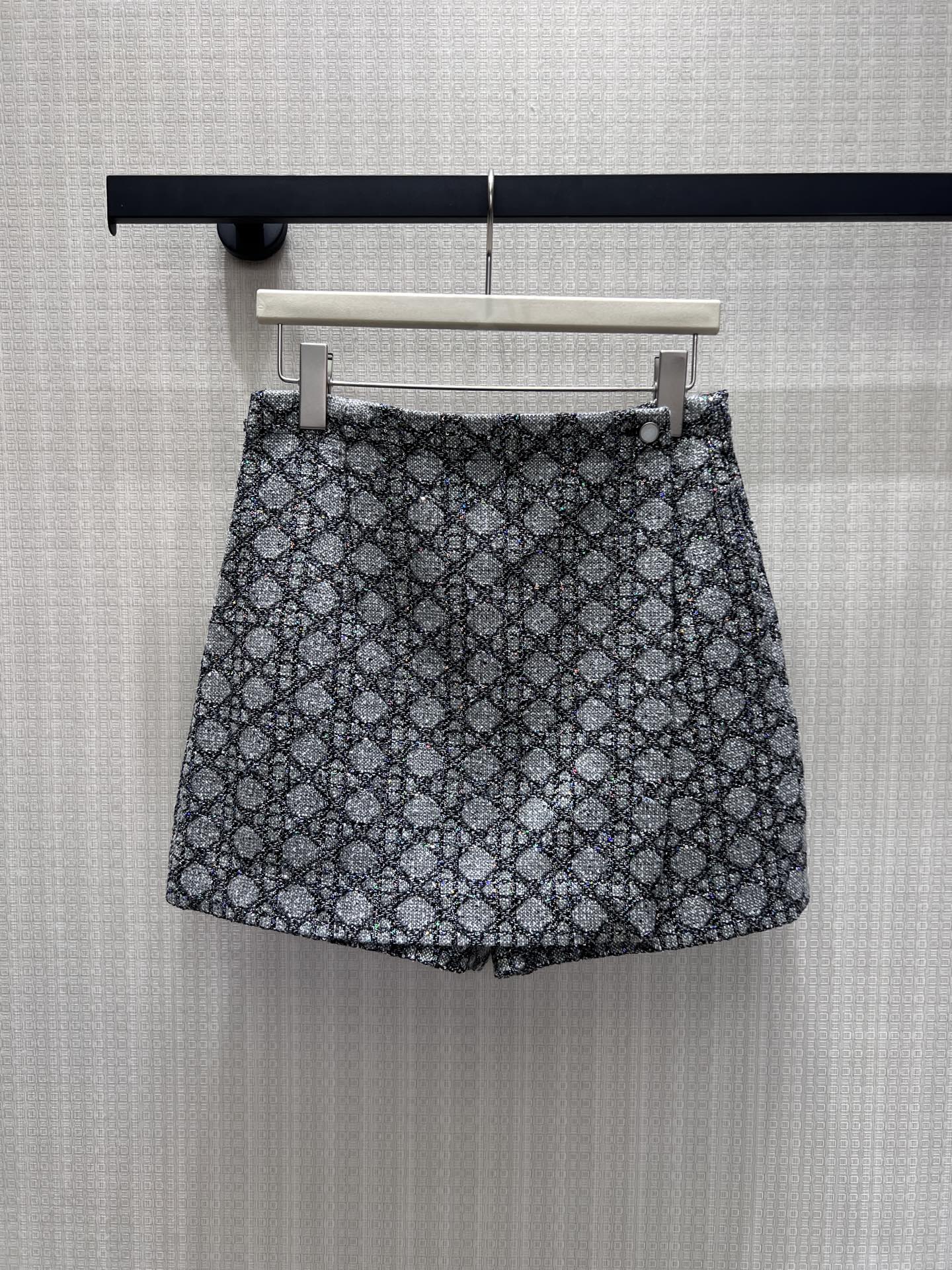 NO:893060,26 Spring and Summer New Products Skirt Dio* classic rhombus texture intertwined with fine silver glitter, creating a low-key luxury under the light. The neat sleeveless tailoring highlights the shoulder and neck lines, and the contrasting edges and pockets outline the elegant style. The straight silhouette is neat and not draggy, combining French elegance and casual elegance. It can be easily controlled in daily life or light banquets. Ready for sale smL, dior, skirts,1986090926春夏新品 半裙 Dio*经典菱格肌理交织细碎银闪,在光线下漾开低调奢光.利落无袖剪裁衬出肩颈线条,撞色包边与口袋勾勒小香风骨,直身廓形利落不拖沓,将法式优雅与随性贵气揉于一身,日常或轻宴都能从容驾驭.现货出售smL,,dior,skirts,,Women's clothing