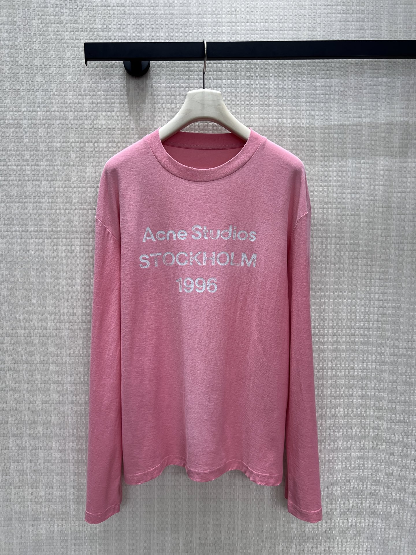 NO:893373,Acn* 26ss spring and summer new peach pink old 1996 logo printed long-sleeved T-shirt丨Exclusively developed by yb!  Top quality production!  Yellow and white skins can be washed directly. The distressed washed cotton feels soft and fufu, and it is very comfortable to wear close to the body. The loose fit is super friendly to all body types, and it looks good when tucked into the corners of clothes. The 1996 letter print on the chest is low-key and recognizable. When paired with jeans and overalls, you can unlock the American retro or Nordic minimalist style with one click. Just put it on when you go out in spring and summer, good news for lazy people!  Available in stock S/M/L,,jeans,tees,t-shirt,19860909Acn* 26ss春夏新款 蜜桃粉 做旧1996 logo印花长袖T恤丨独家yb开发！顶级高版出品！黄皮白皮都能直接冲.做旧水洗棉摸起来软fufu的,贴身穿巨舒服,宽松版型对各种身材都超友好,随便塞衣角都好看.胸前的1996字母印花低调又有辨识度,搭配牛仔裤、工装裤都能一键解锁美式复古或北欧极简风,春夏出门套上就走,懒人福音！现货发售S/M/L,,jeans,tees，t-shirt,,Women's clothing